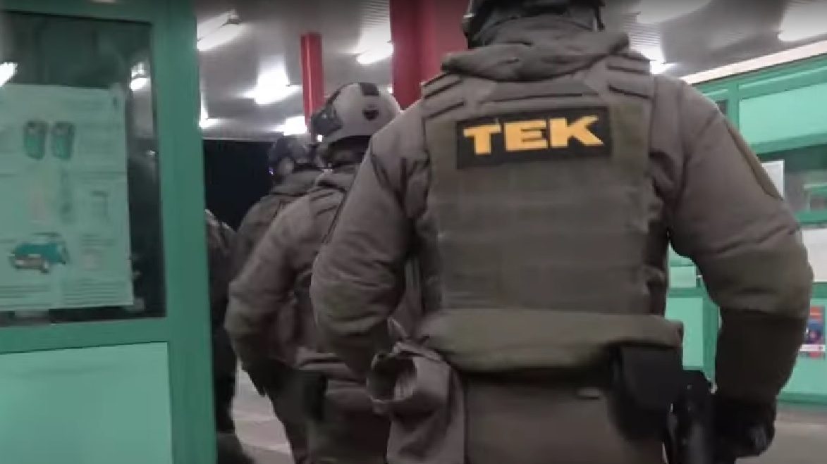 TEK-esek csaptak le a korrupcióval gyanúsított pénzügyőrökre Tompán – videó