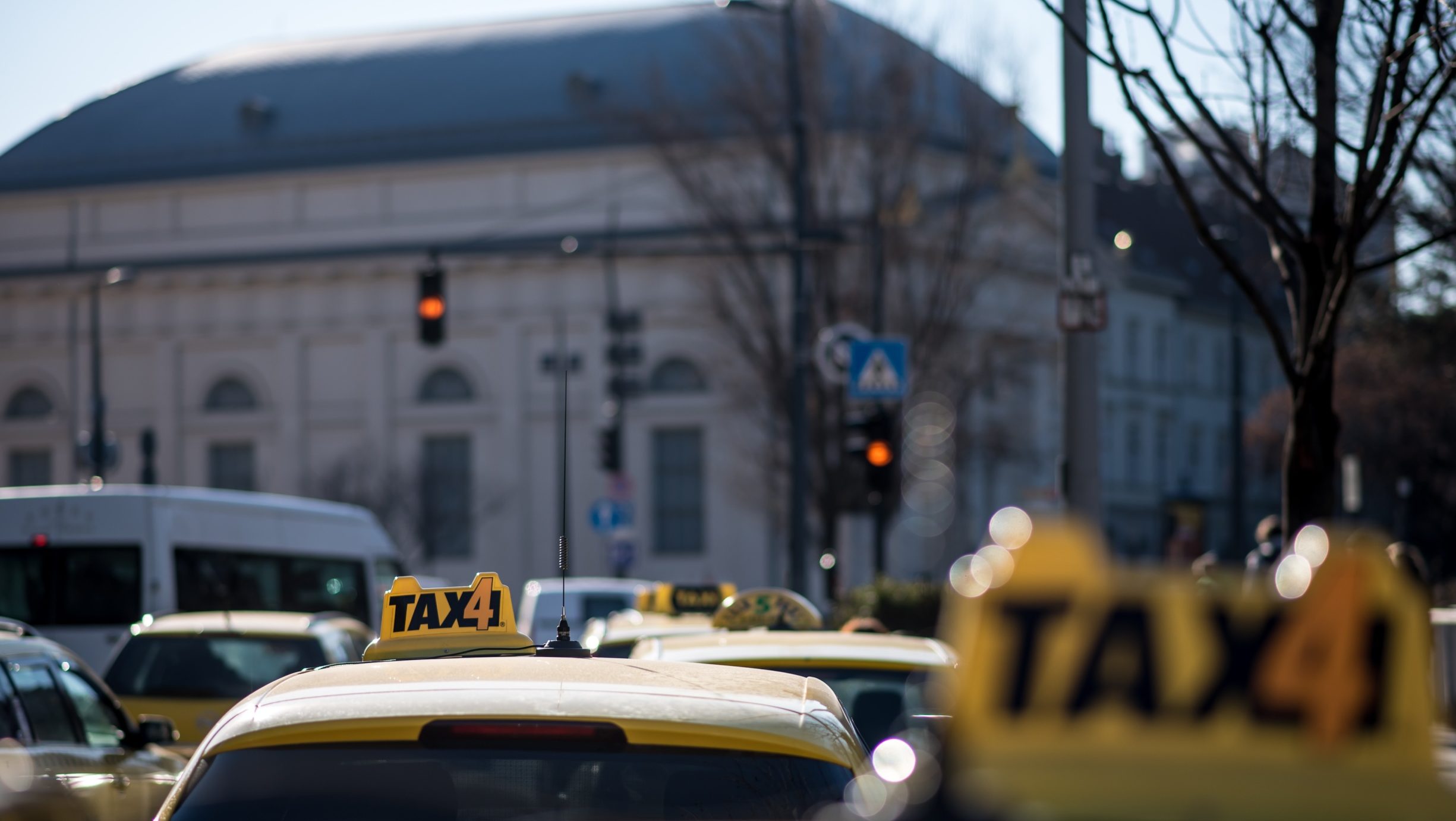 Jókora áremelkedés jön a taxisoknál