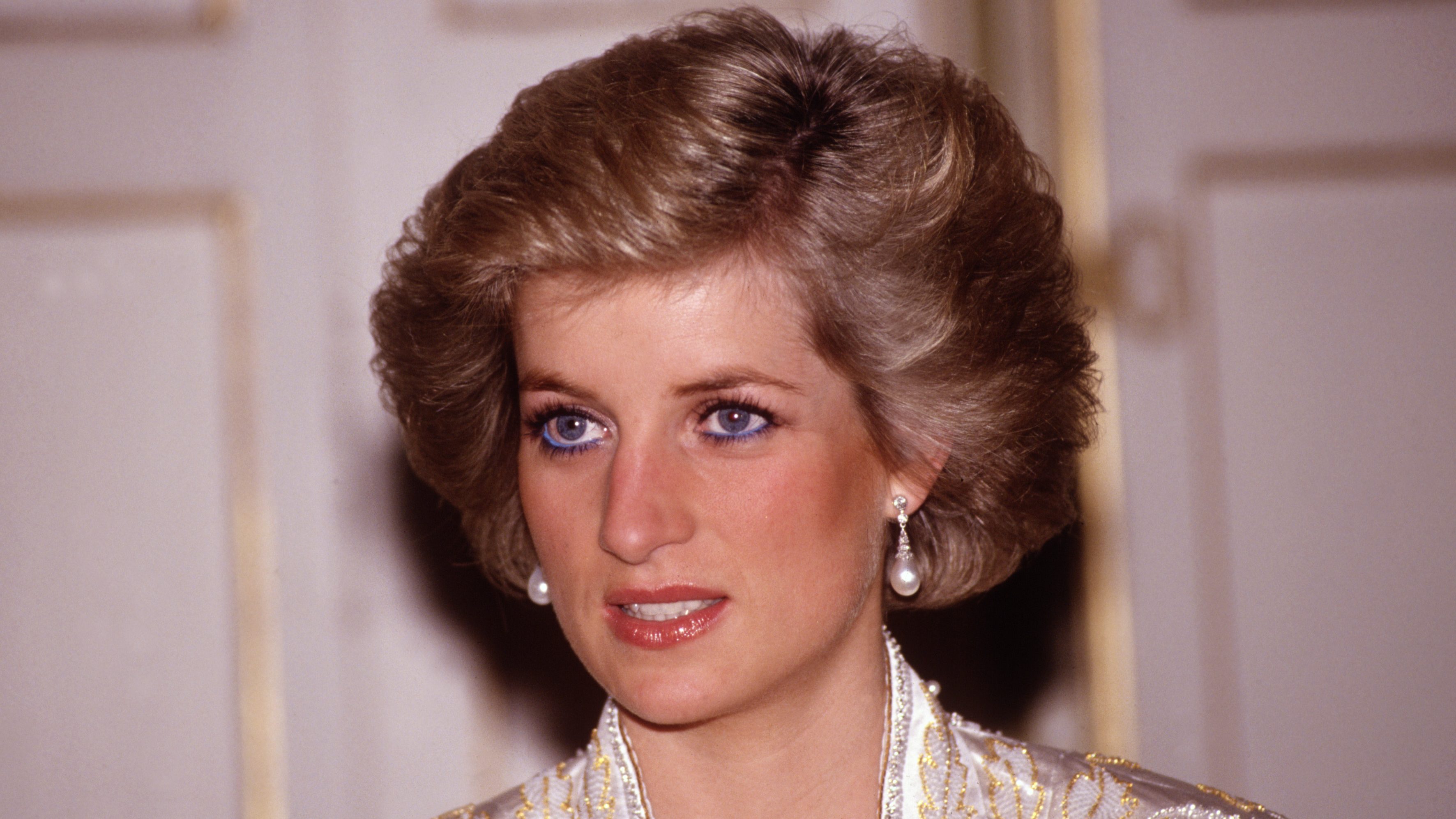 Diana hercegné a címlapkirálynő a királyi családban