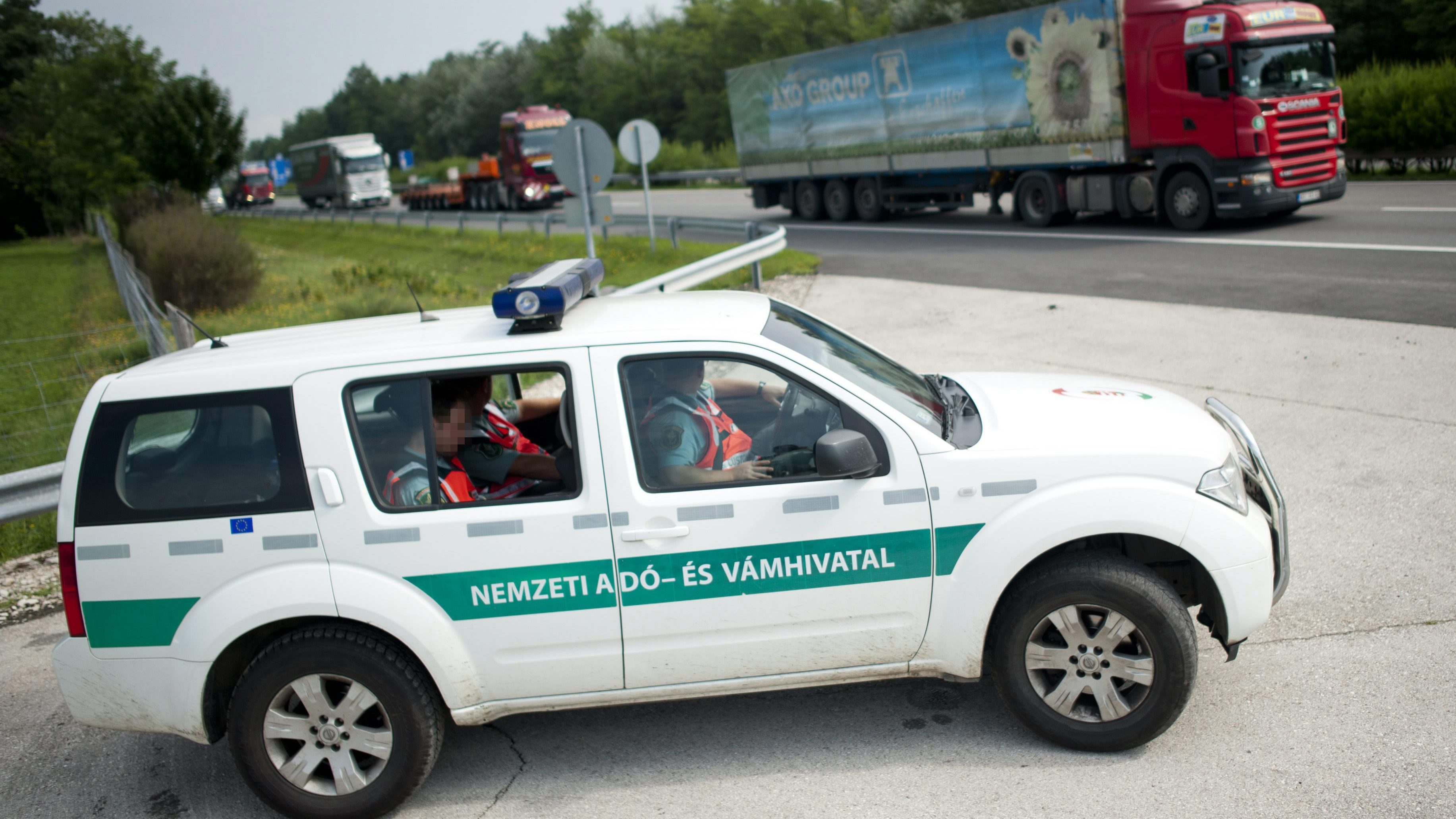 Katás vállalkozókat, taxisokat, ingatlanközvetítőket és autókereskedőket figyel kiemelten a NAV