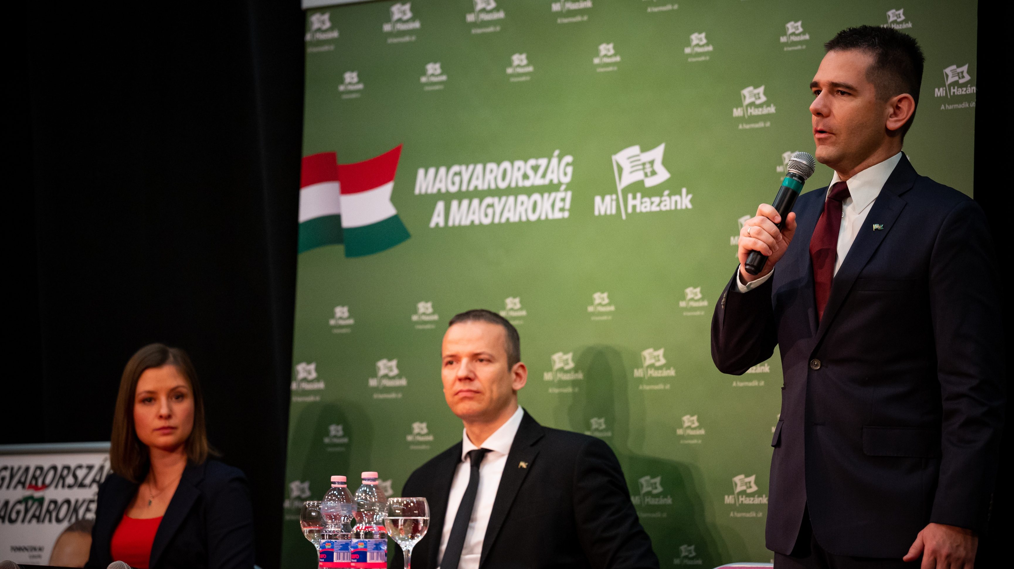 Novák Előd fekete zászlót helyezett el a Jobbik-iroda bejáratánál