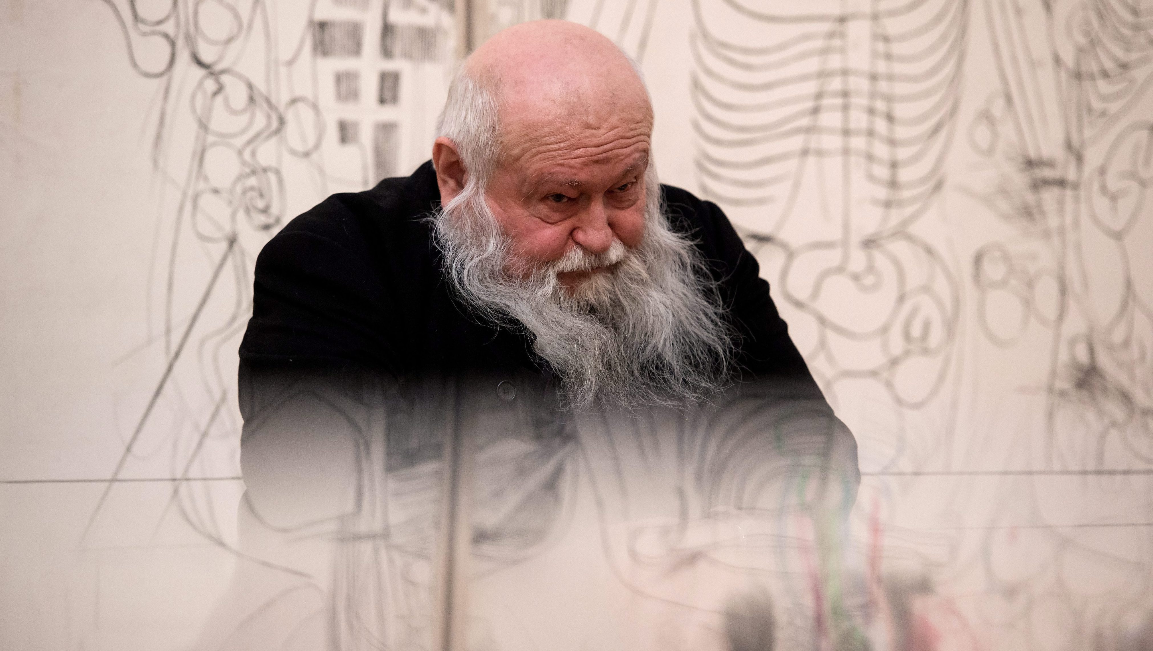 Meghalt Hermann Nitsch, aki a lemészárolt állatok testrészeit és vérét is felhasználó művészeti akcióival vált világhírűvé