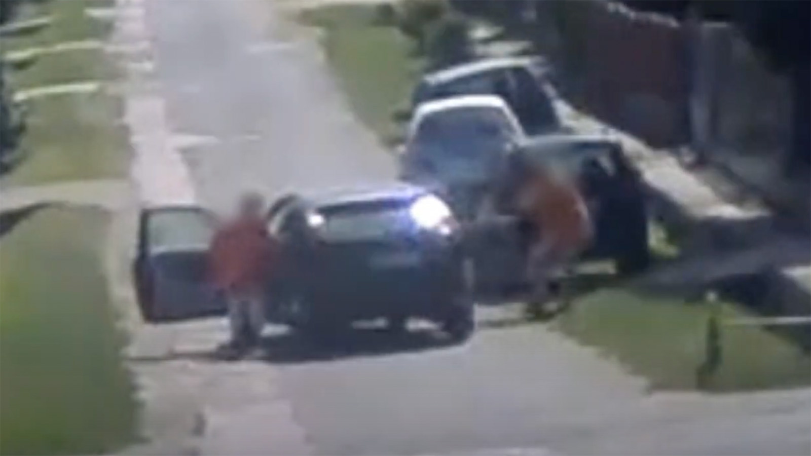 Kidobálta a neje holmijait az utcára, majd megrongálta a kocsiját – videó