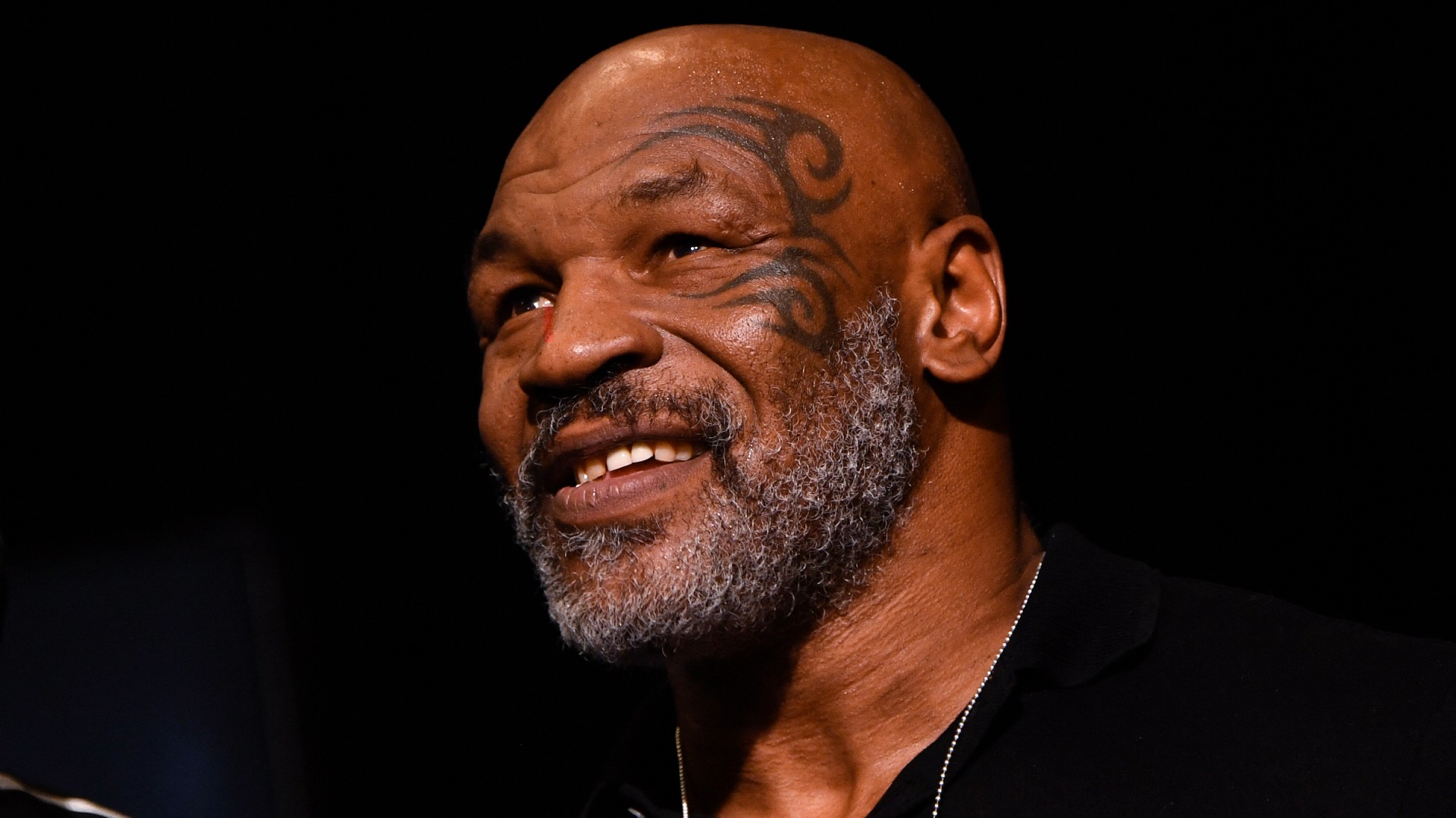 Mike Tyson véresre verte a férfit, aki folyamatosan piszkálta a repülőn