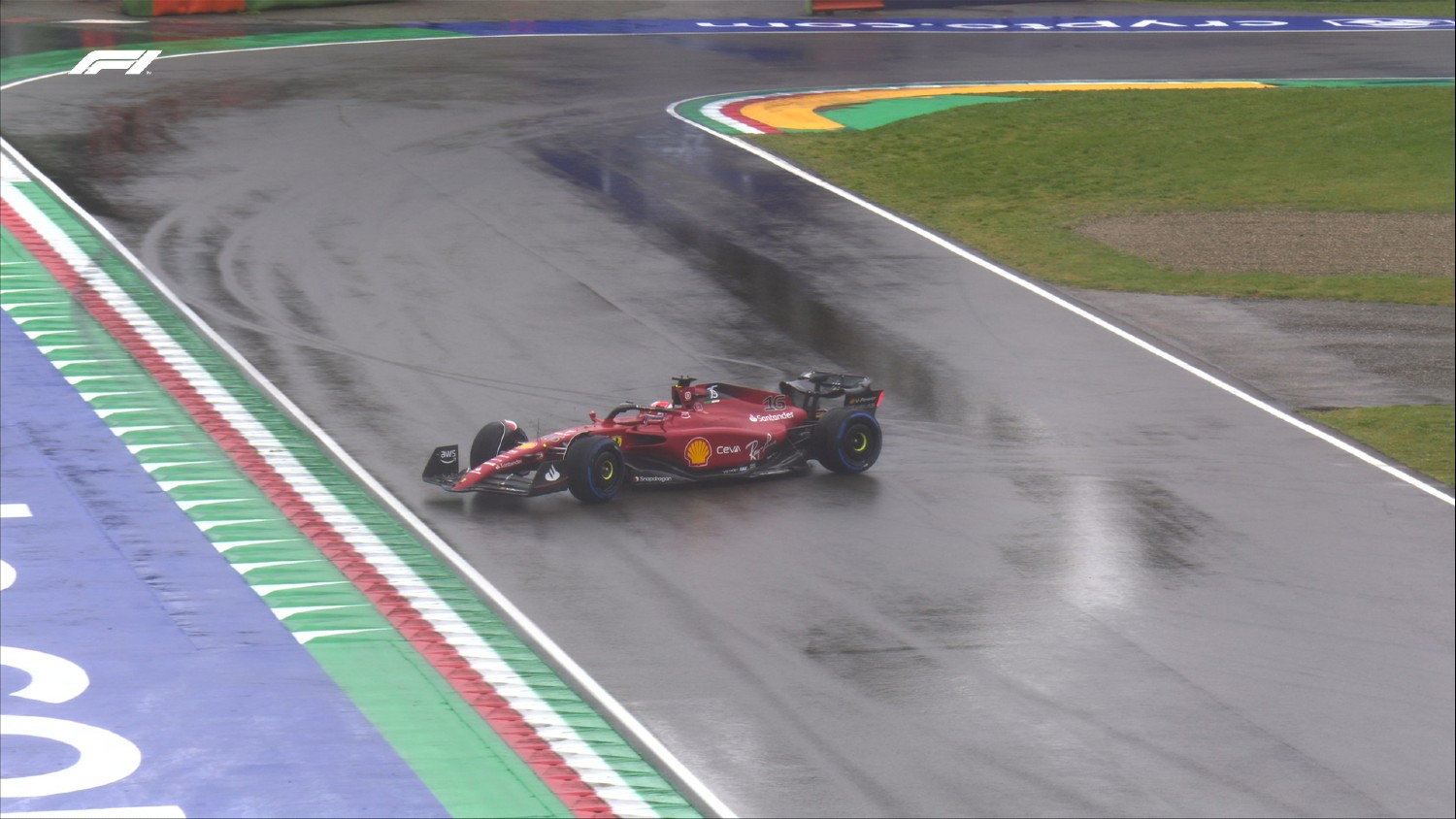 Leclerc megcsúszott a szakadó esőben, de így is bucira vert mindenkit