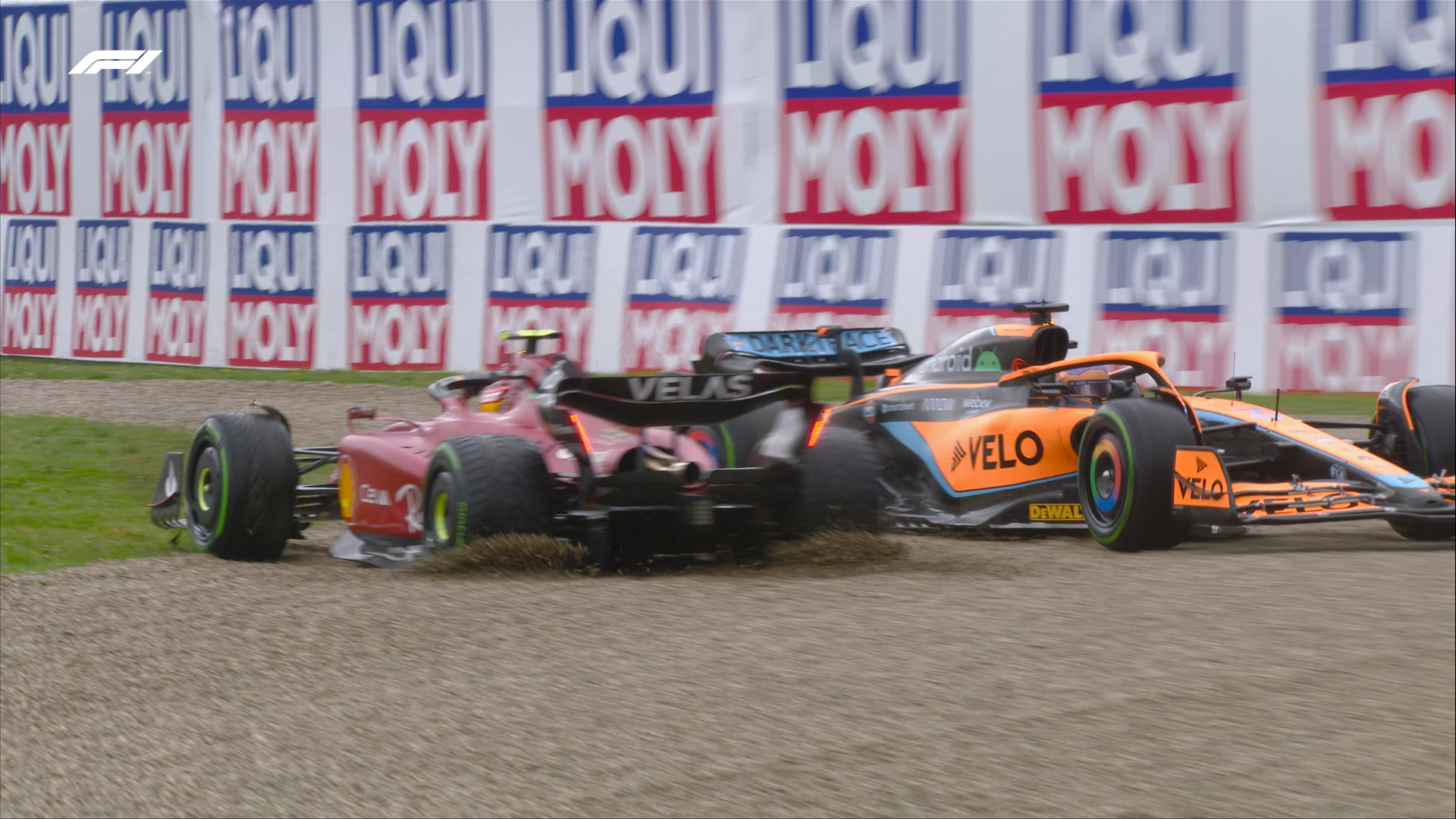 Leclerc-t lerajtolták, Sainz egy kört sem futott Imolában – pocsékul indult a Ferrari futama