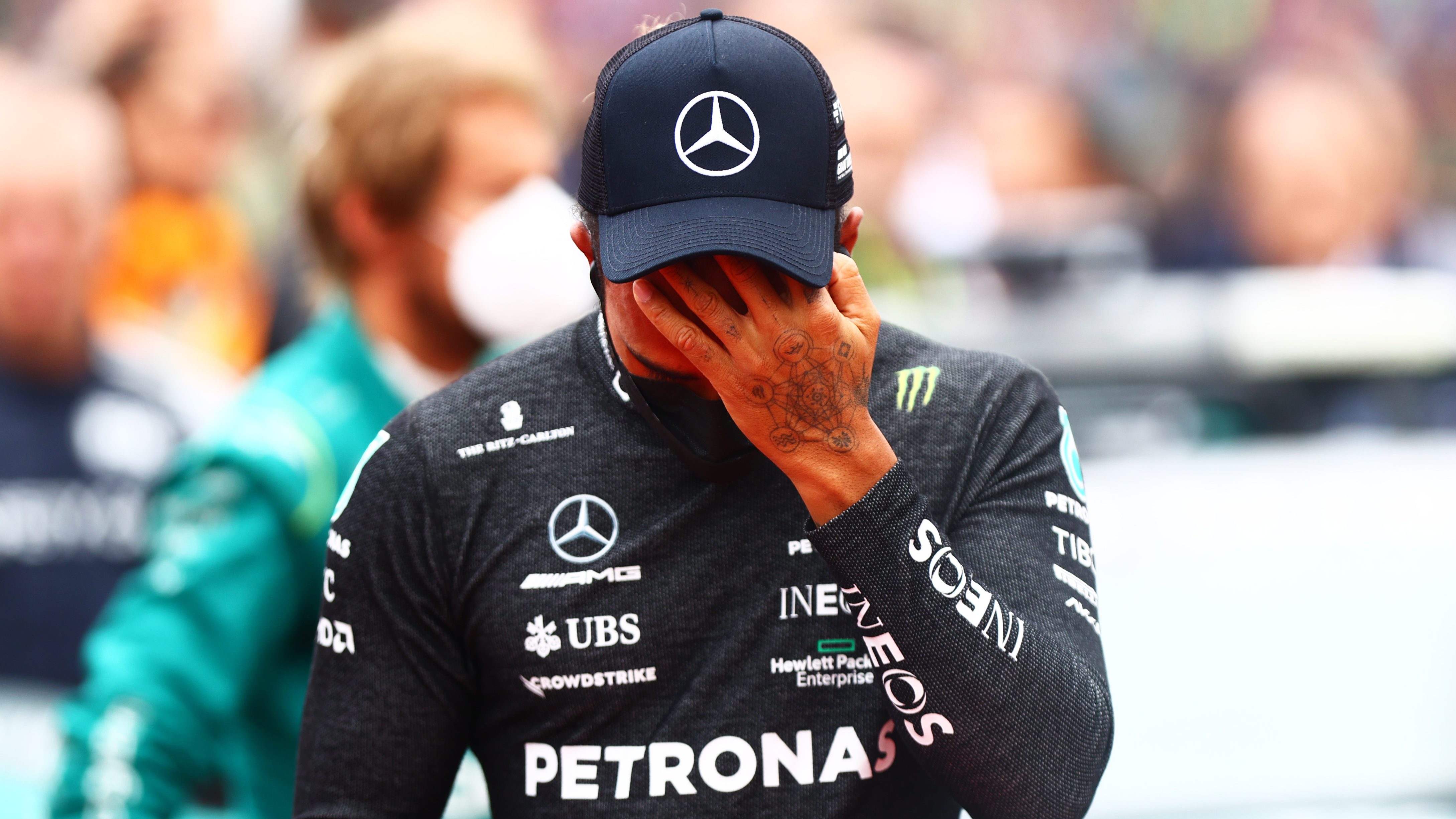 A Mercedes csapatfőnöke bocsánatot kért Hamiltontól a vezethetetlen autóért