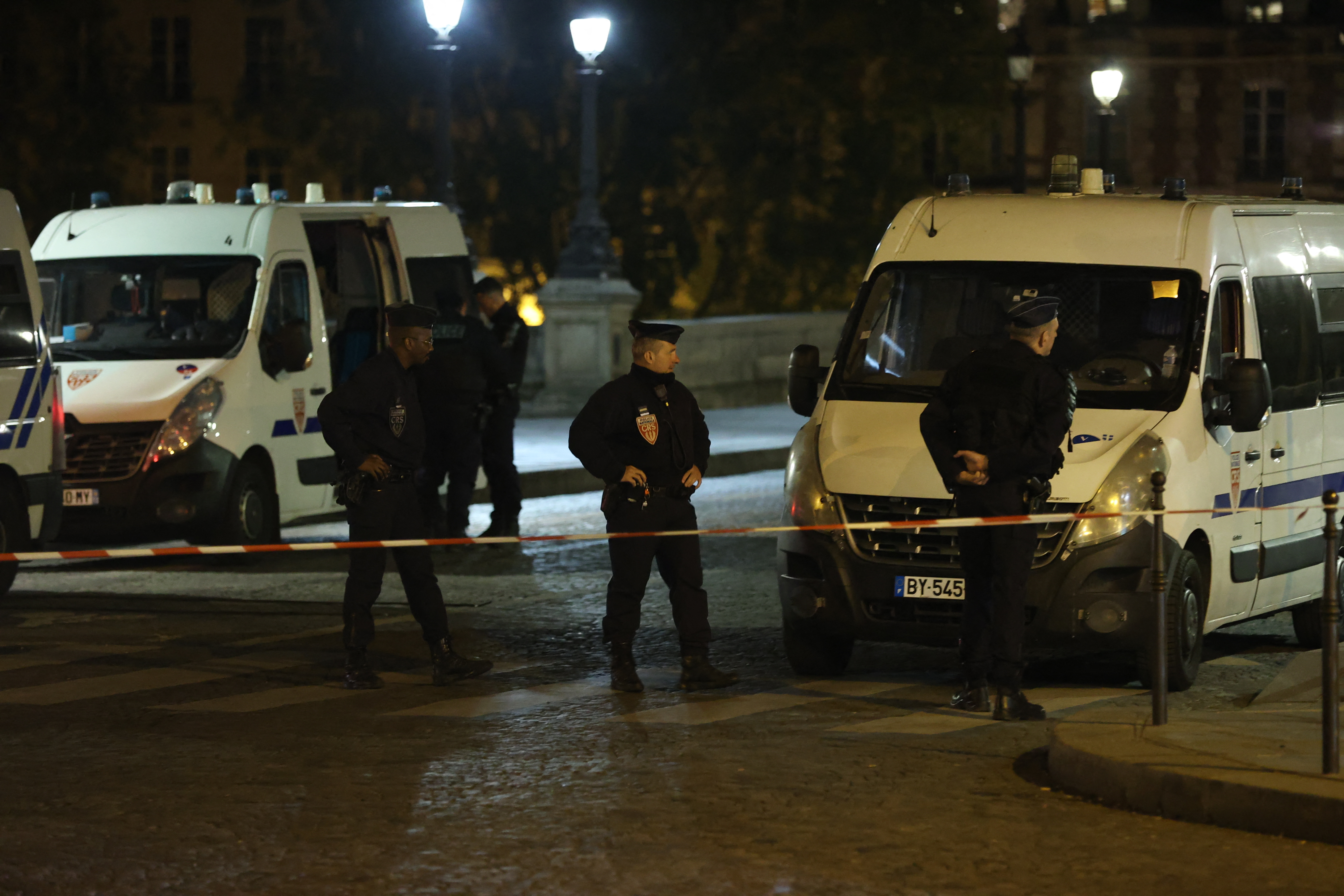 Két ember meghalt, amikor egy rendőr tüzet nyitott egy autóra Párizsban