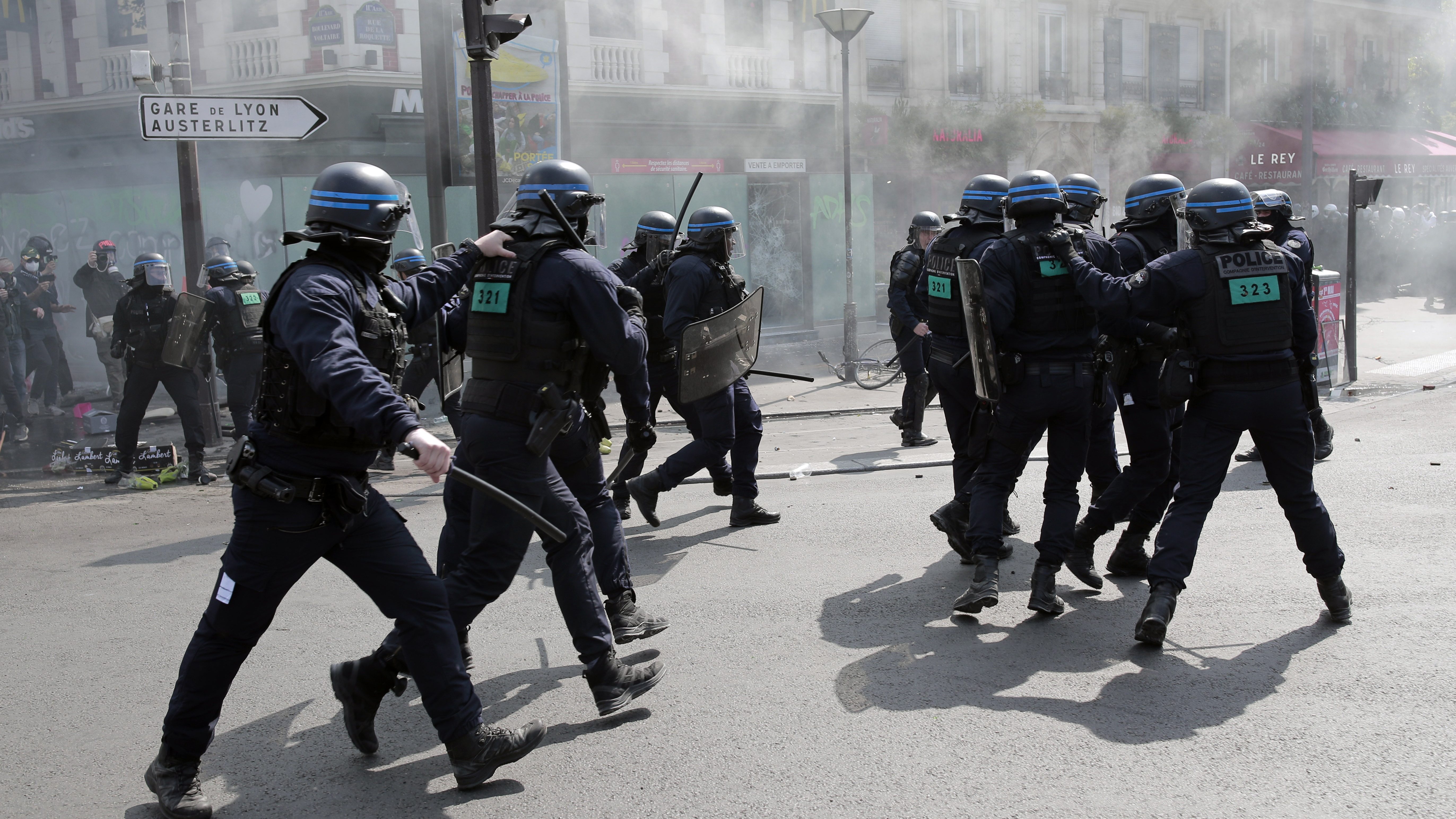 Párizsban erőszakba torkollt a május 1-i Macron-ellenes demonstráció