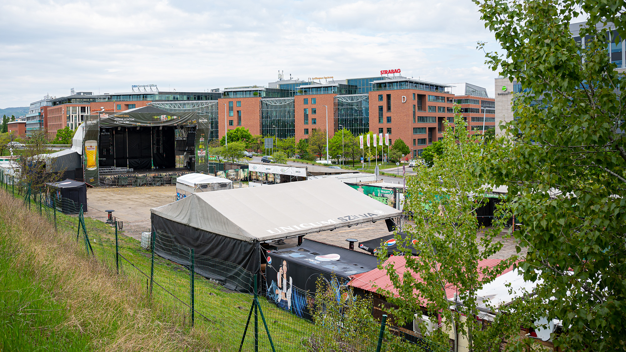 Parkolóház és irodák váltják a rockkoncerteket a Rákóczi hídnál