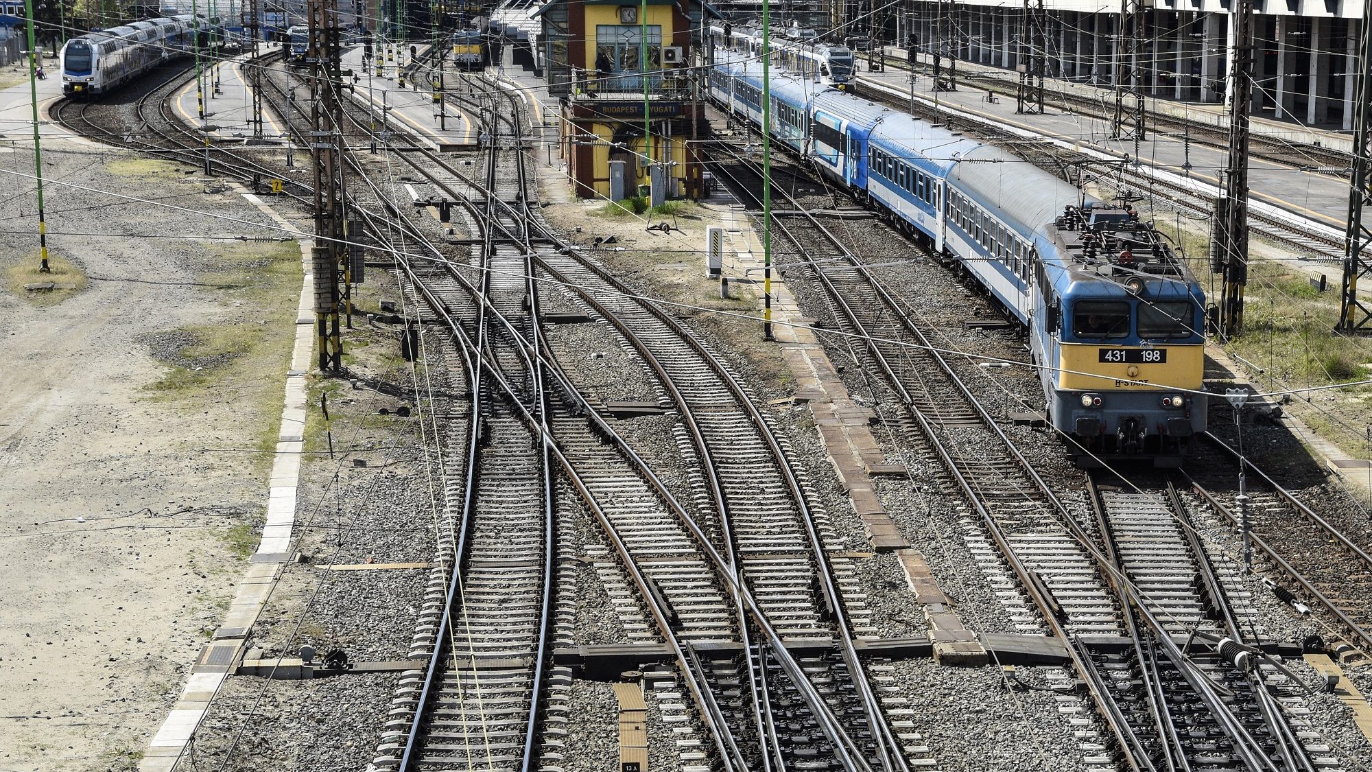 Kisiklott egy vonat, miután autóval ütközött a Jászságban