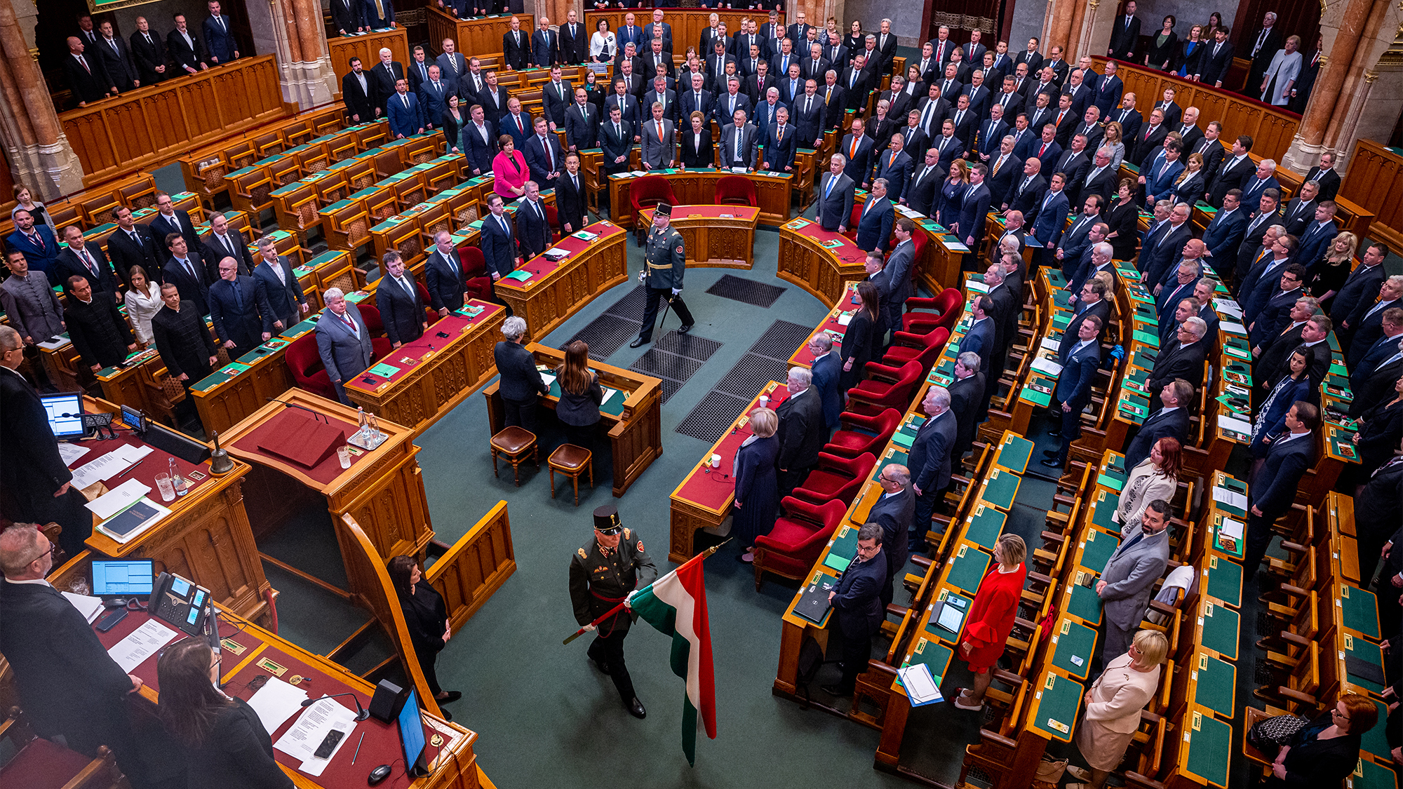 Megbüntette a Fidesz az ellenzéki képviselőket, akik az alaptörvény kidobásáról beszéltek