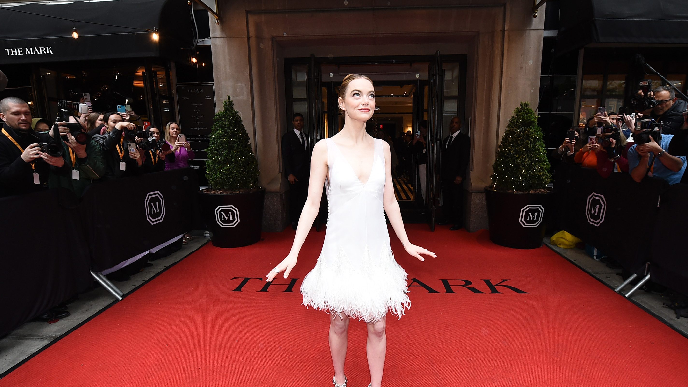 Emma Stone nem gondolta túl a Met-gálás megjelenését, csak felkapta az esküvői ruháját