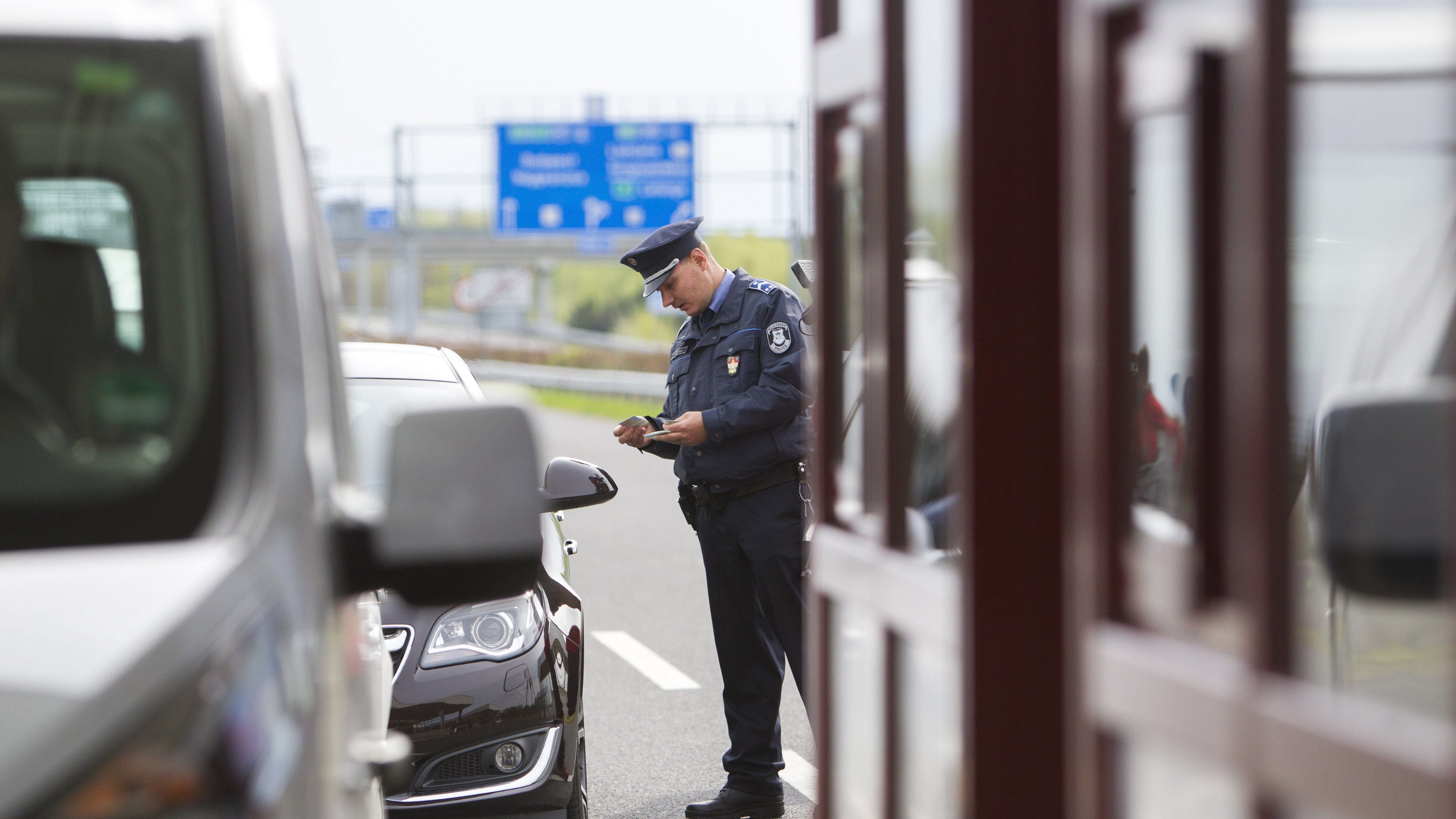 Útlevélkezelőnek csapódott két jármű Letenyén: gyerekek és rendőrök is vannak a sérültek között
