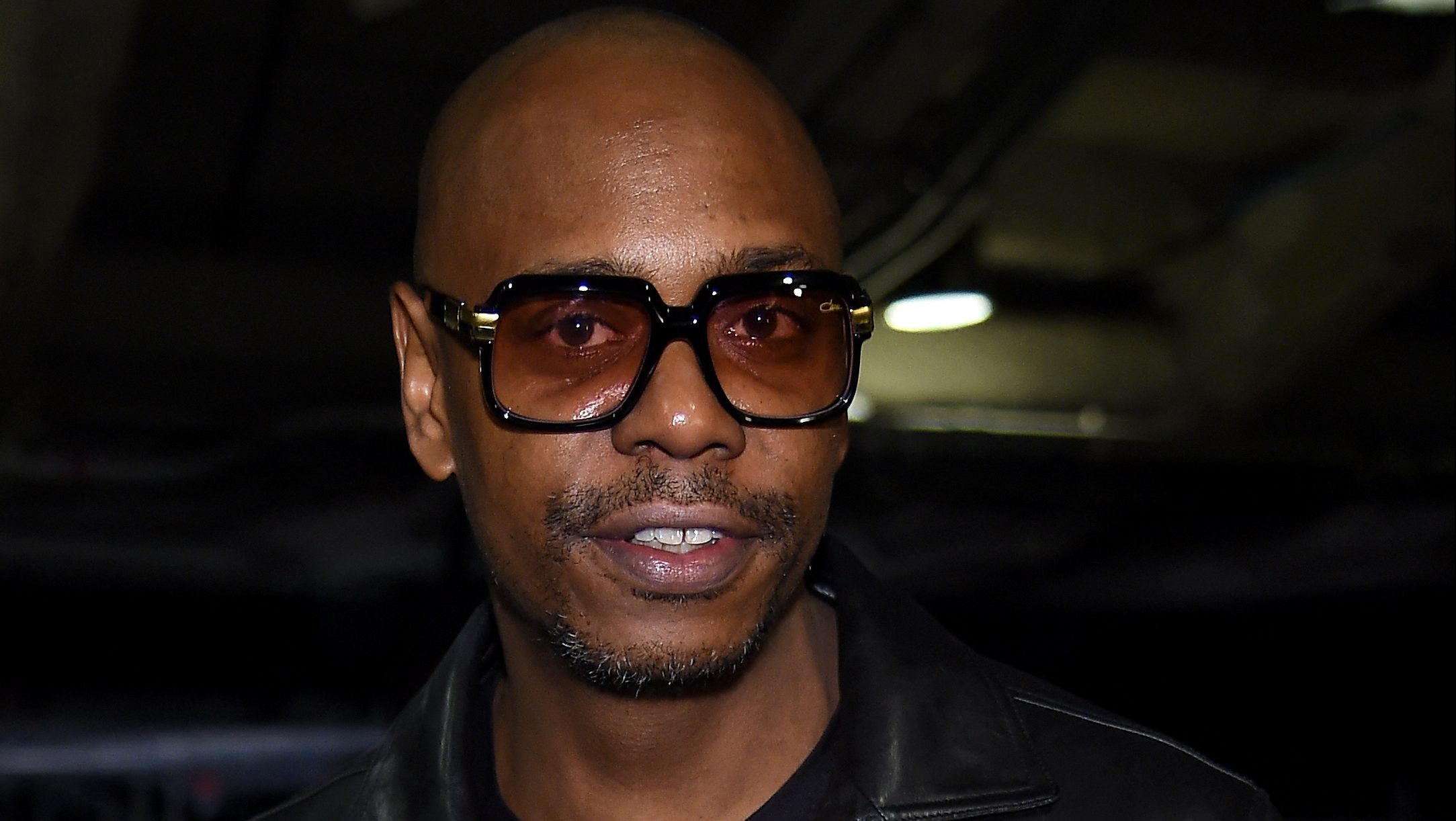 Megtámadták, leteperték a színpadon Dave Chapelle-t egy fellépésén