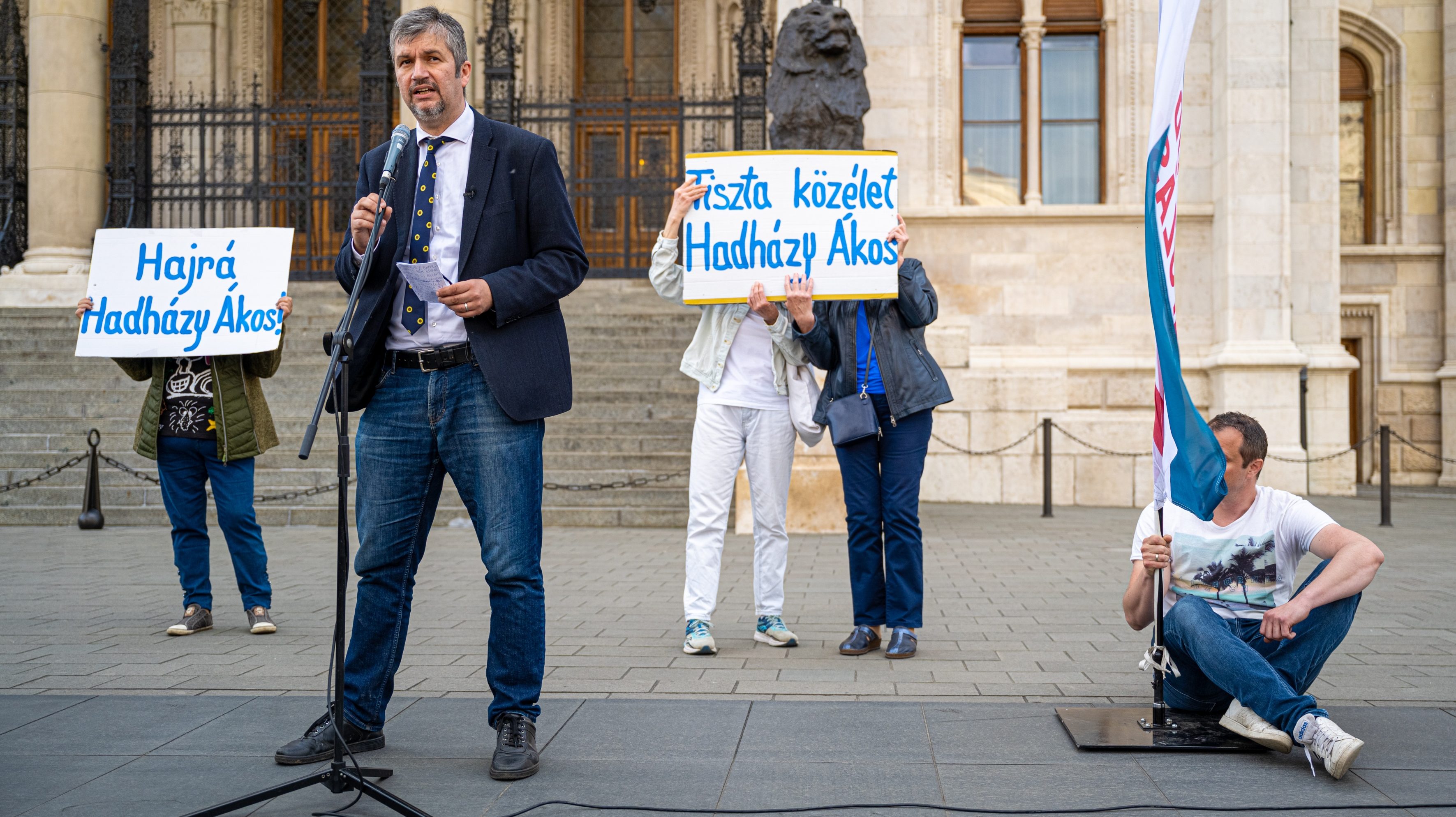 Hadházy Ákos jelezte, letenné a képviselői esküt