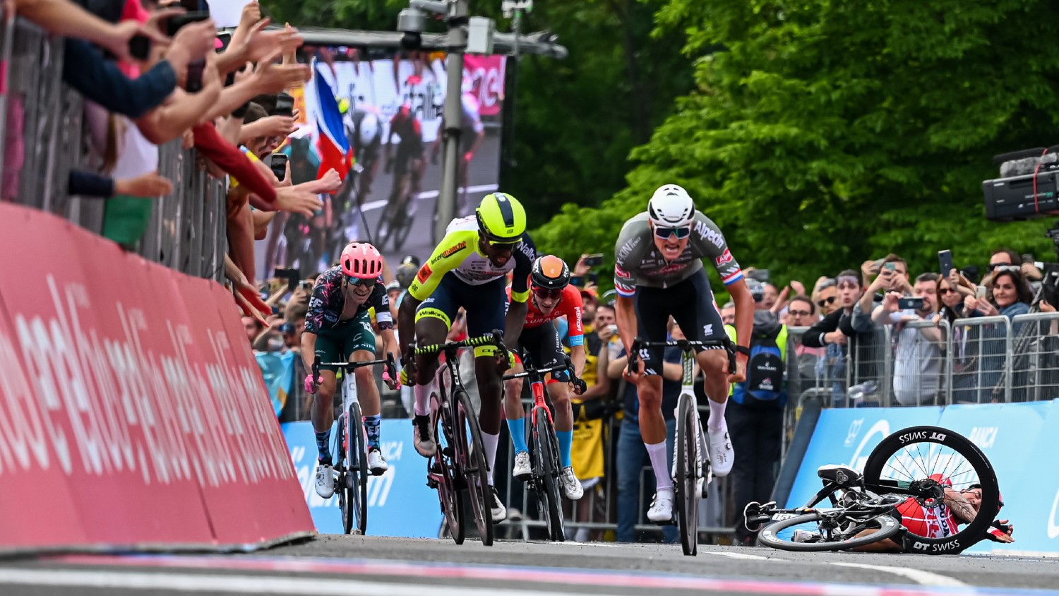 Nagy bukás a Giro befutóján, Van der Poel nyerte a szakaszt