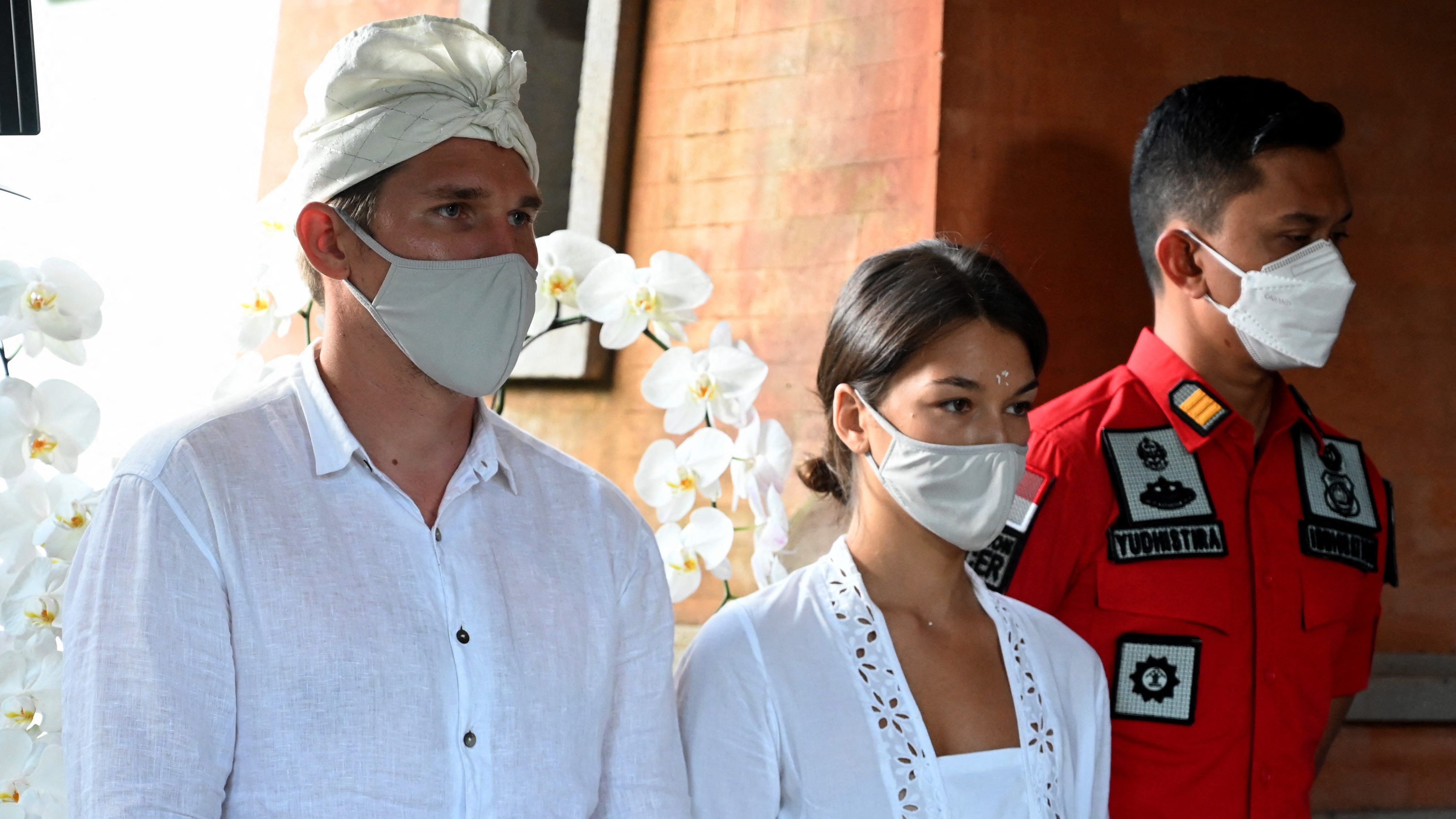 Meztelen fotót posztolt magáról a 700 éves szent fa mellől, ezért kitoloncolták Baliról a jógainfluenszert