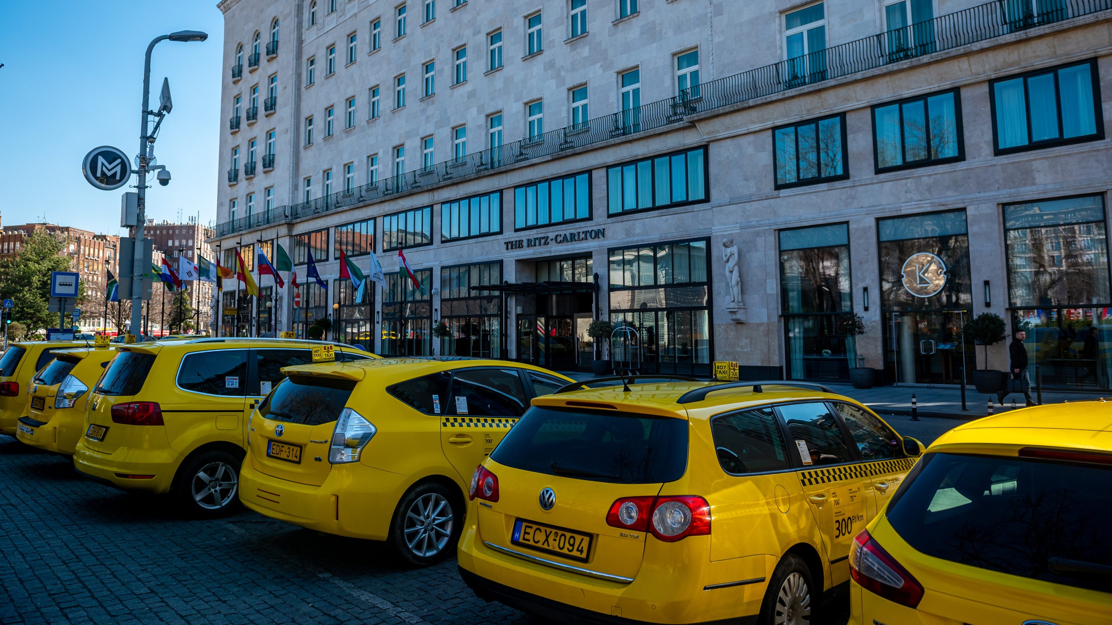 Hétfőtől harmadával drágulnak a taxis tarifák