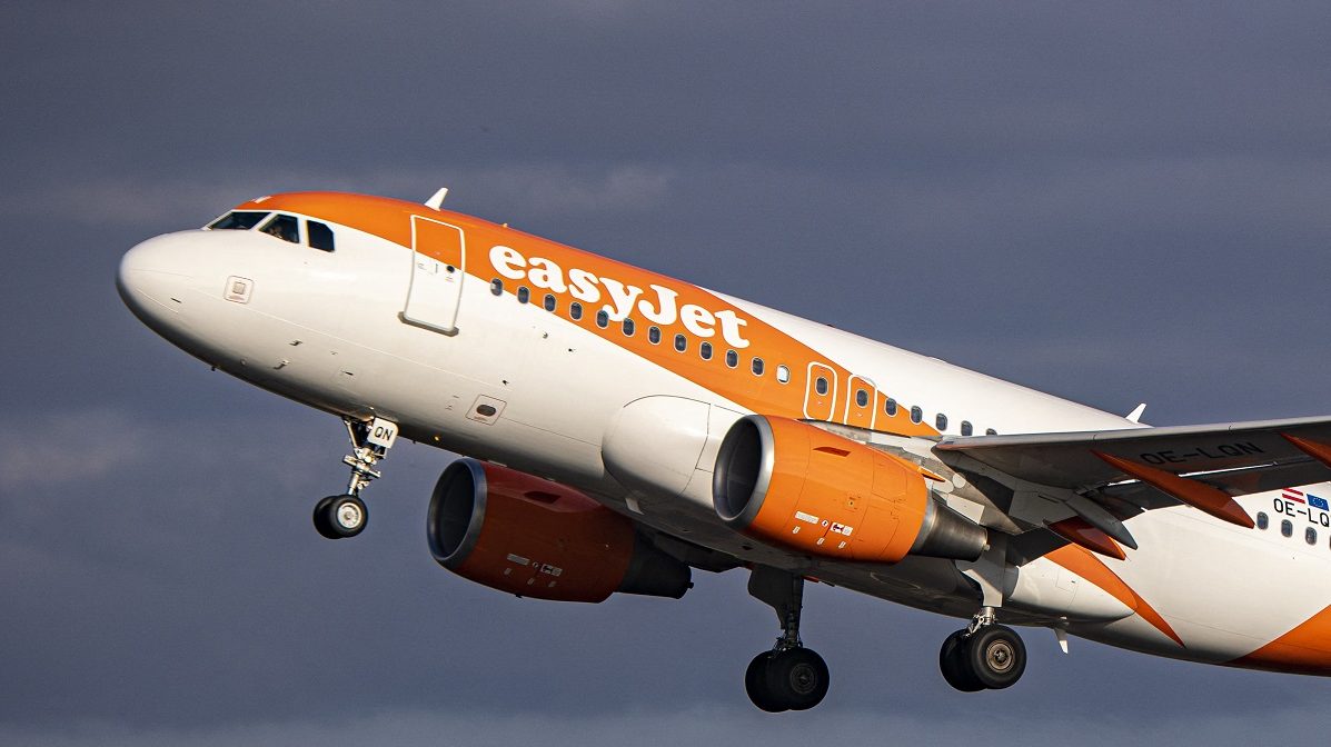 Az utaskísérőkön spórolna az Easyjet