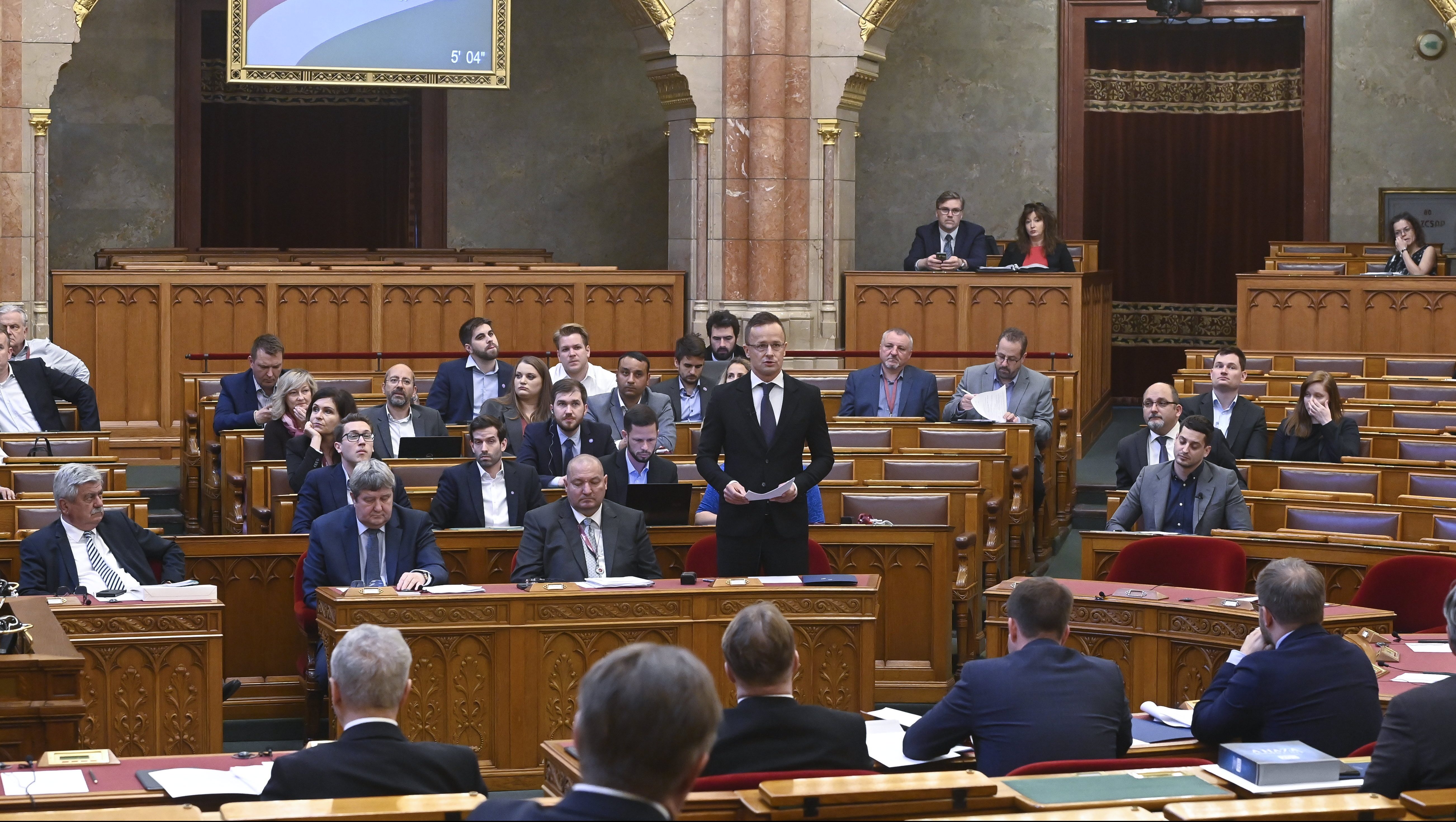 Az alaptörvény tizedik módosítását tárgyalja a parlament kedden