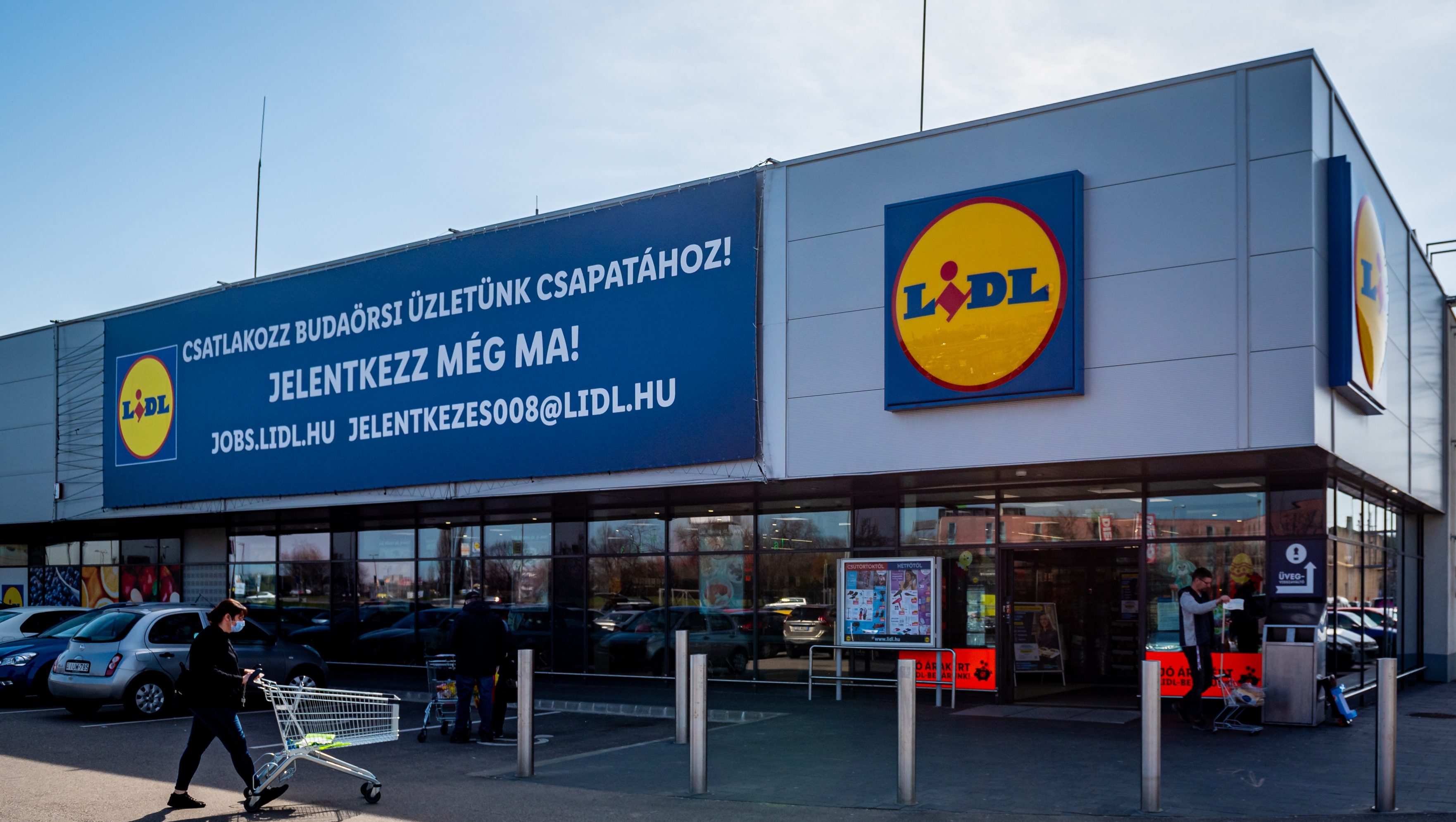 Rohamosan vásárolják fel az árstopos termékeket a kisboltosok, tiltást vezet be a Lidl