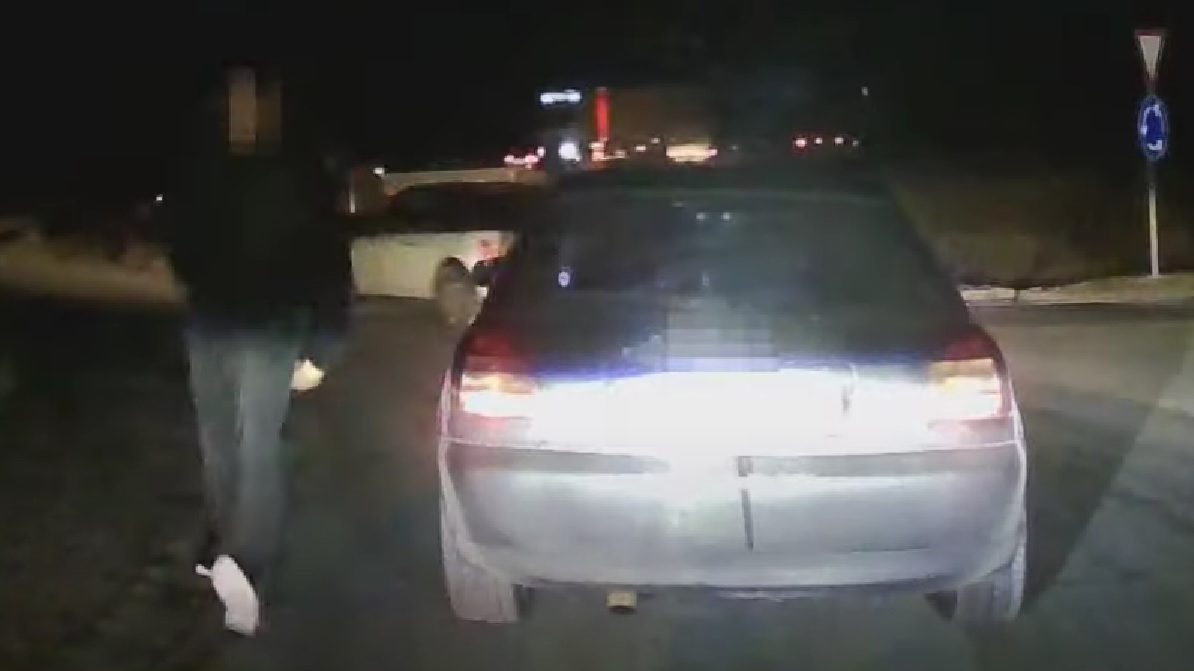 Videón a körforgalomban büntetőfékező és balhézó sofőr