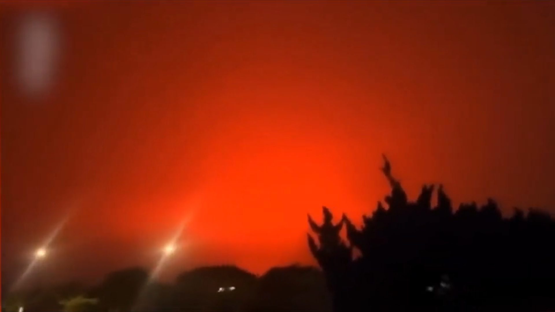 Kísérteties, vörös árnyalatot öltött az ég egy Kínai város felett