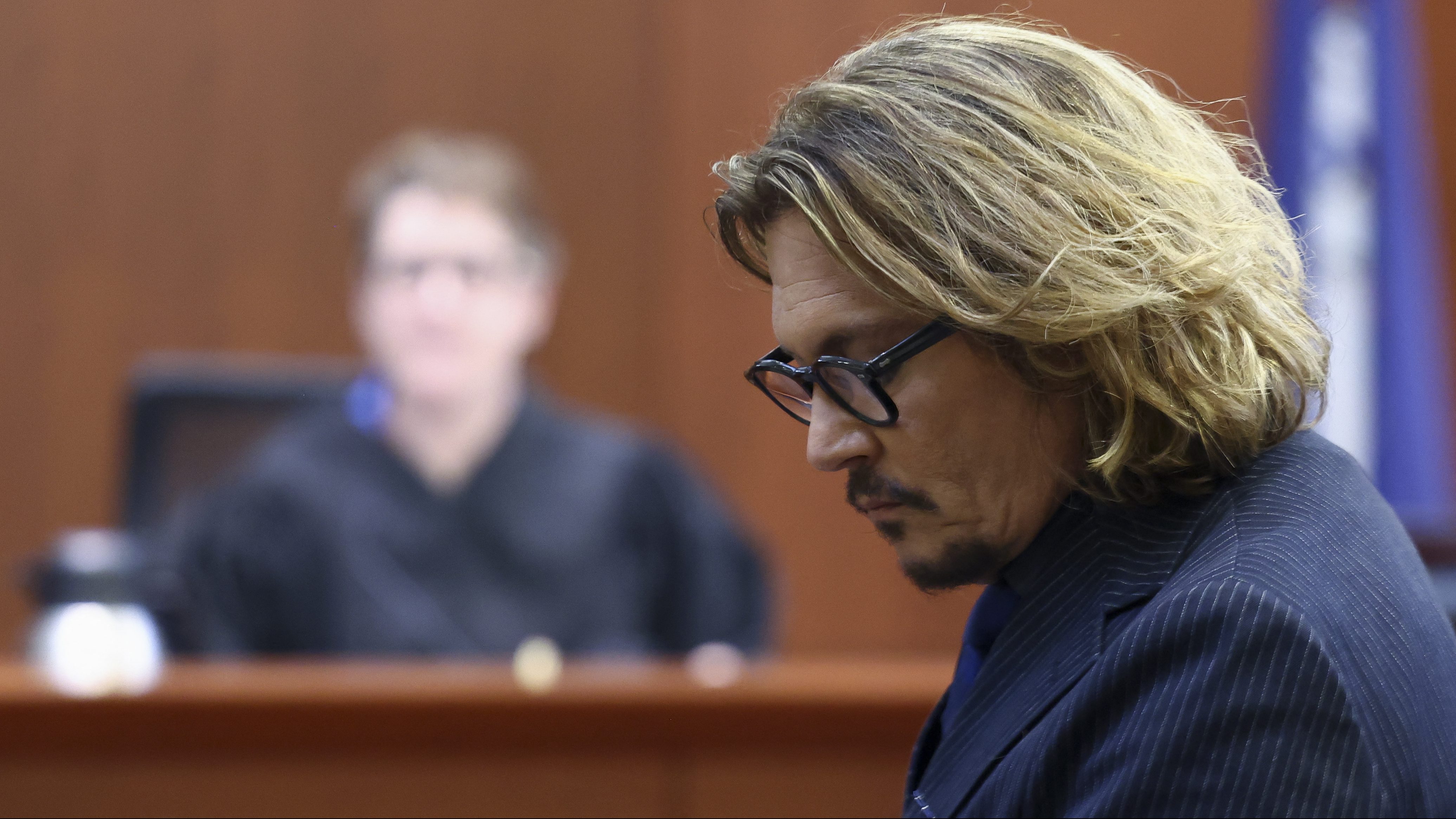 Súlyos pénzeket költenek Johnny Depp rajongói arra, hogy a helyszínről kövessék a tárgyalását