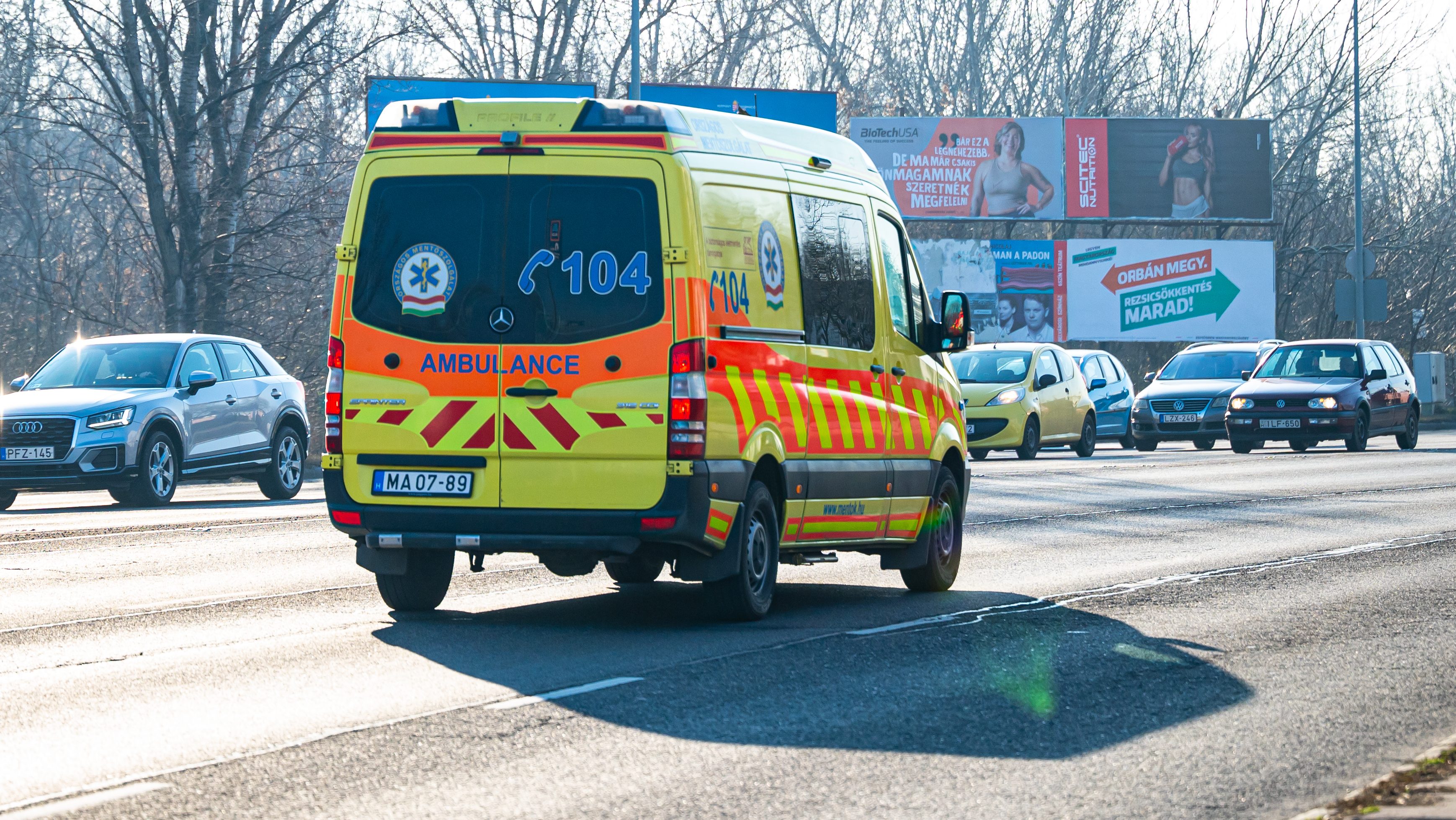 Újraélesztettek a mentők egy kétéves kislányt, aki belenyúlt egy konnektorba