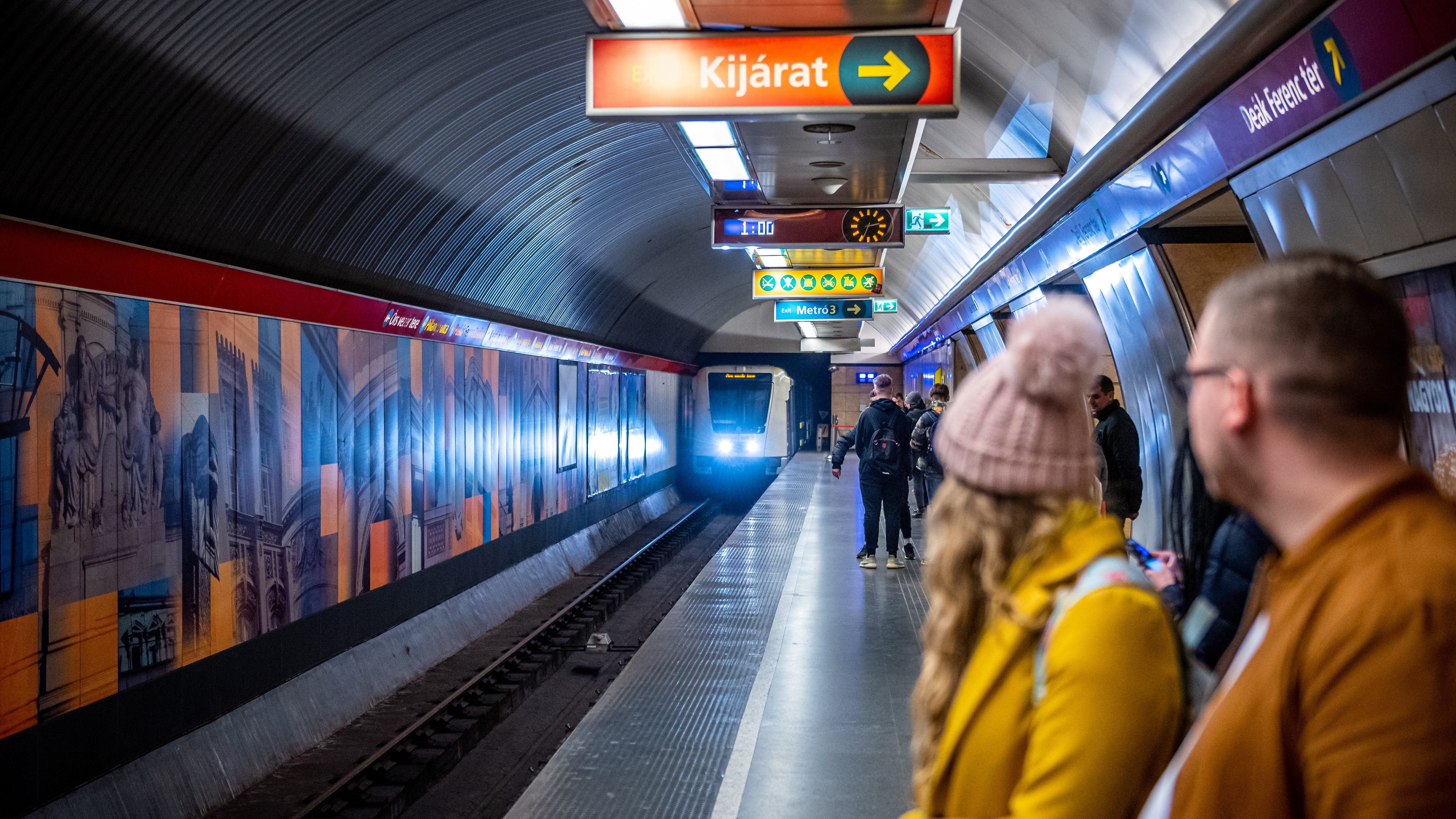 Egy fiatal férfi a síneken akart legyalogolni egy megállót, ezért le kellett állítani a 2-es metrót