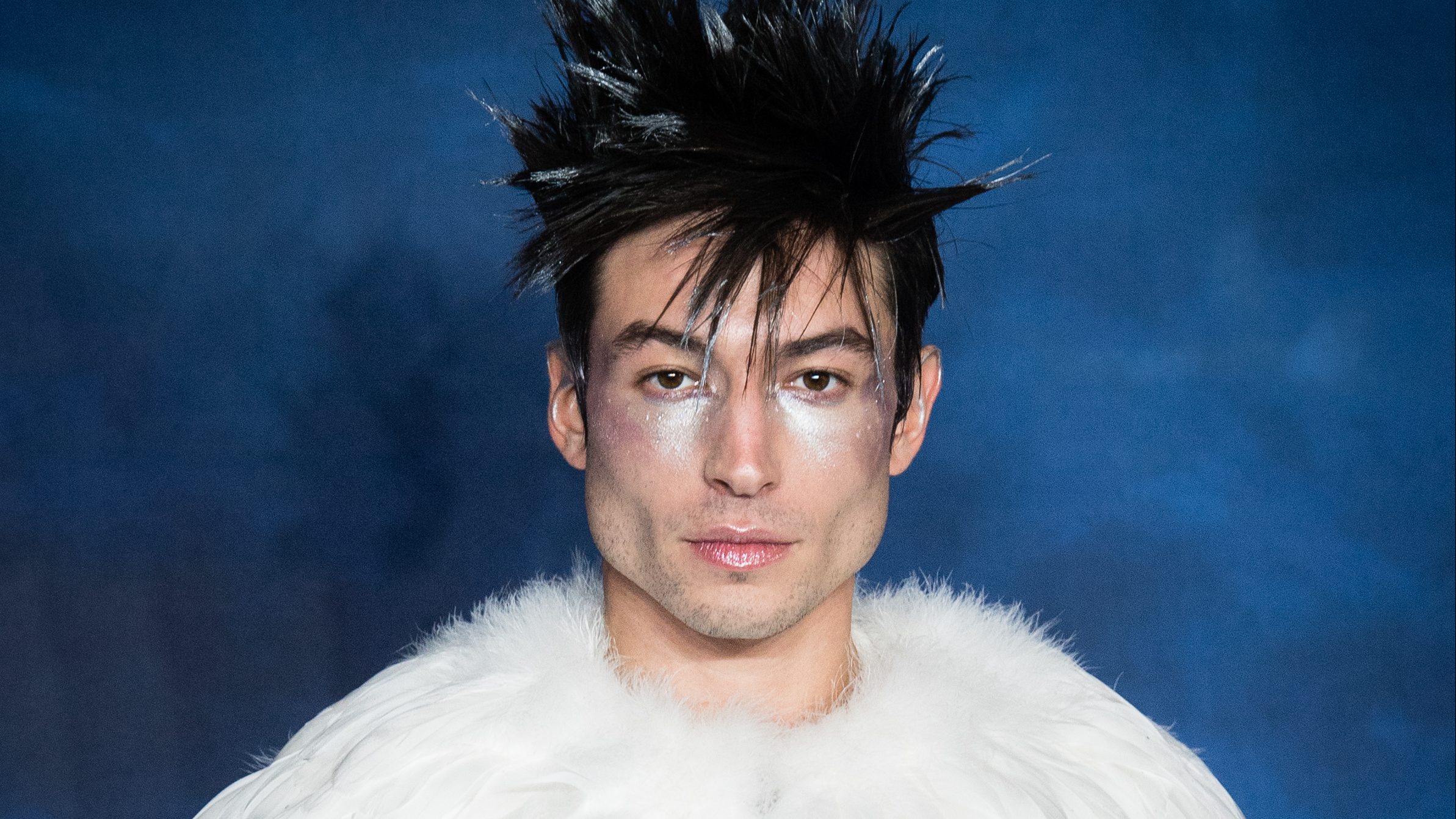 Hawaii-on felvétel készült Ezra Miller letartóztatásáról, a színész jelvényszámokért üvöltözött