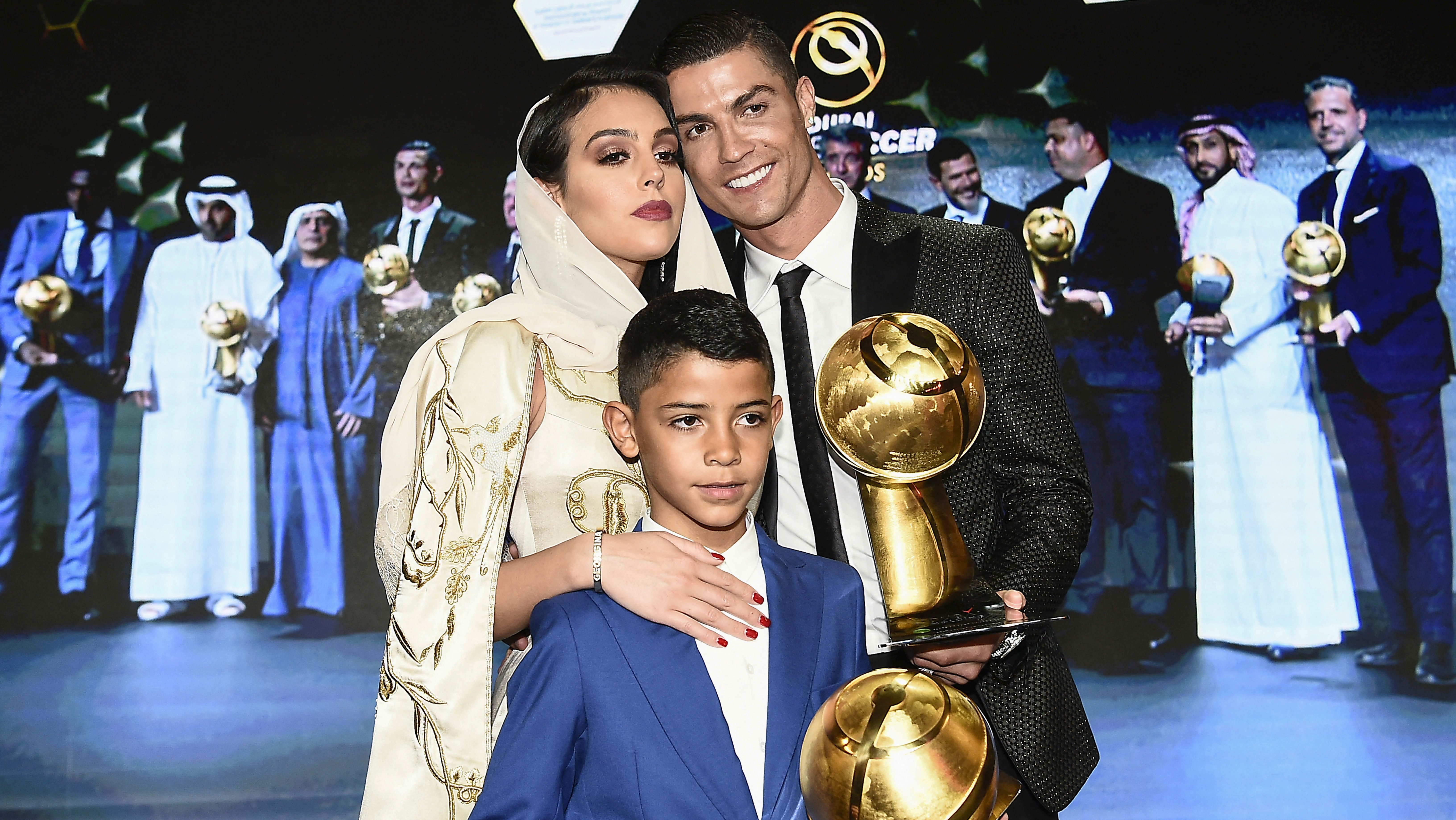 Cristiano Ronaldo és a fia fotóval illusztrálták, hogy kockás hasban is teljesen egyformák