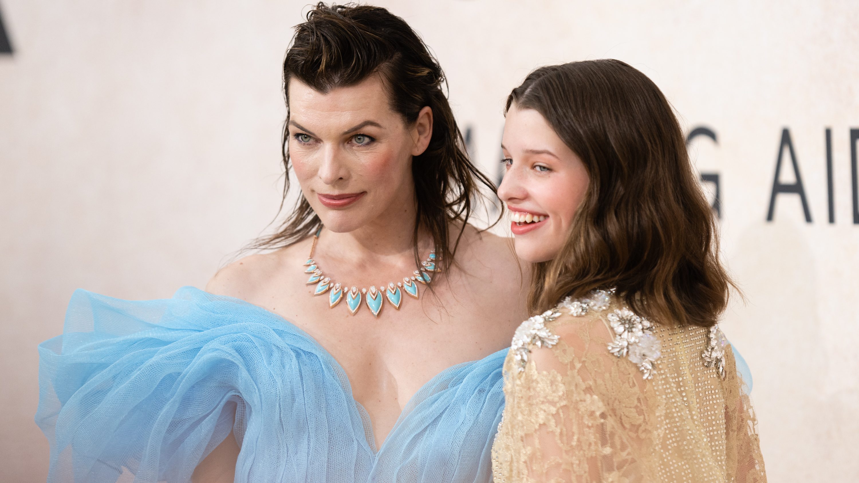 Milla Jovovich és lánya úgy öltöztek össze Cannes-ban, hogy az ukrán zászló színei köszönjenek vissza