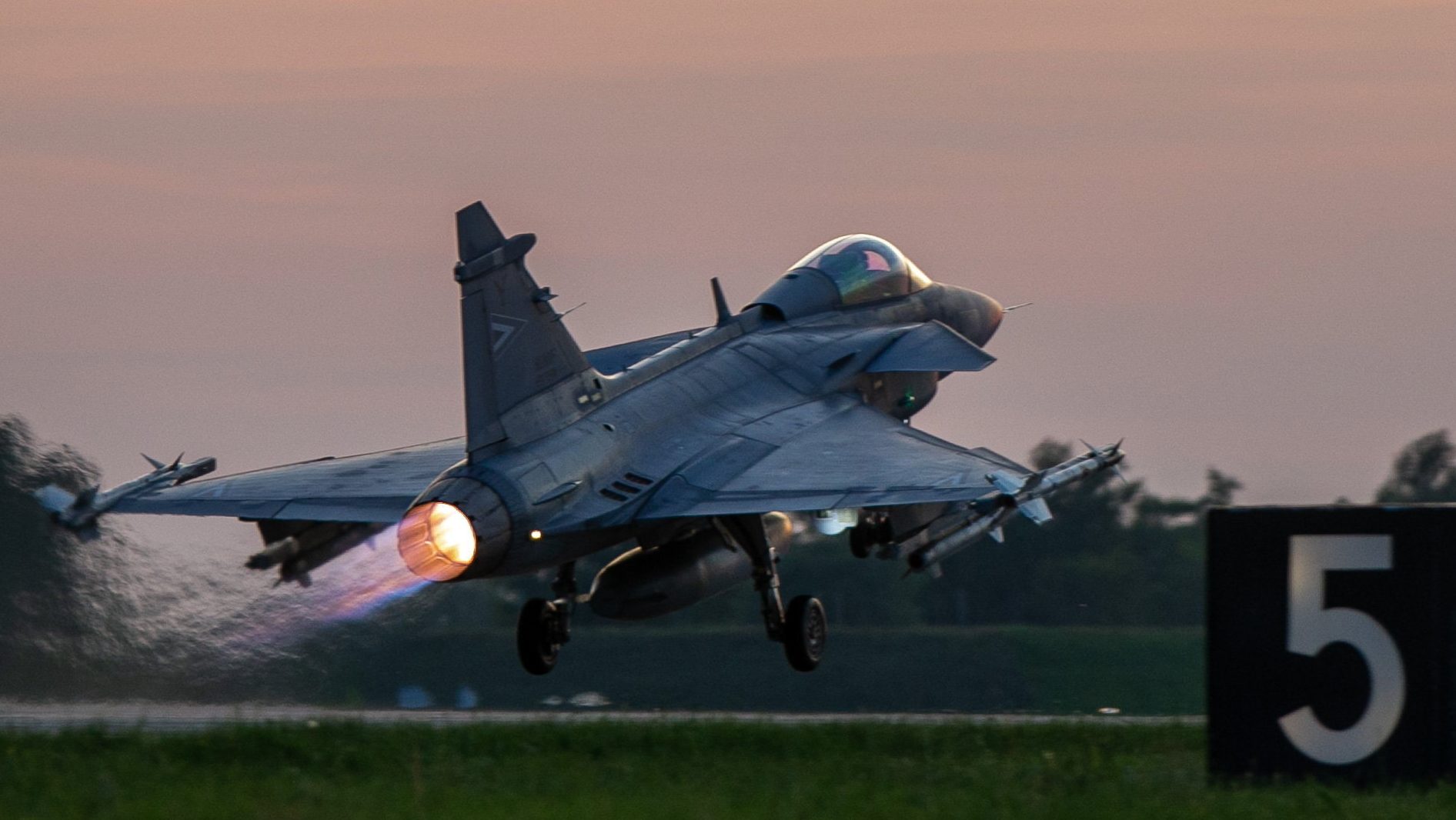 Sárkányrepülő miatt siettek a honvédelmi Gripen-gépek a Fertő-tó környékére