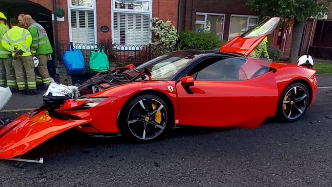 Videón, ahogy a sofőr rommá töri a méregdrága Ferrariját