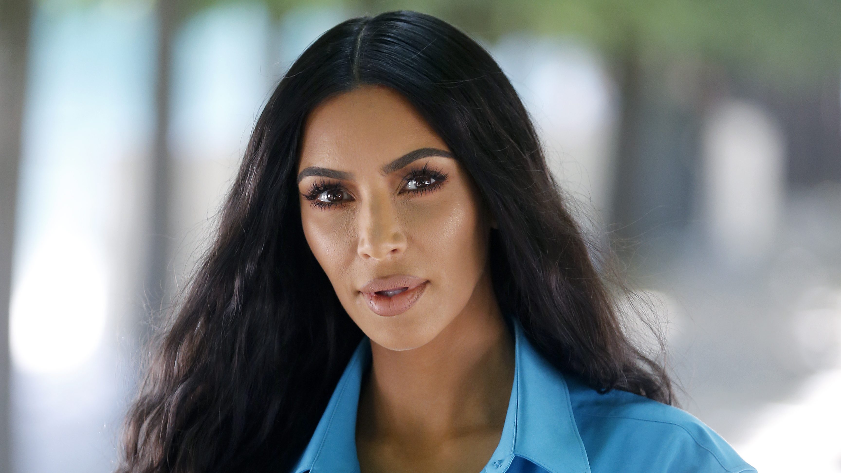 Kim Kardashian kivágott felvételekkel bizonyítja, hogy igenis hajlandó volt beleharapni a hamburgerbe, amit reklámozott