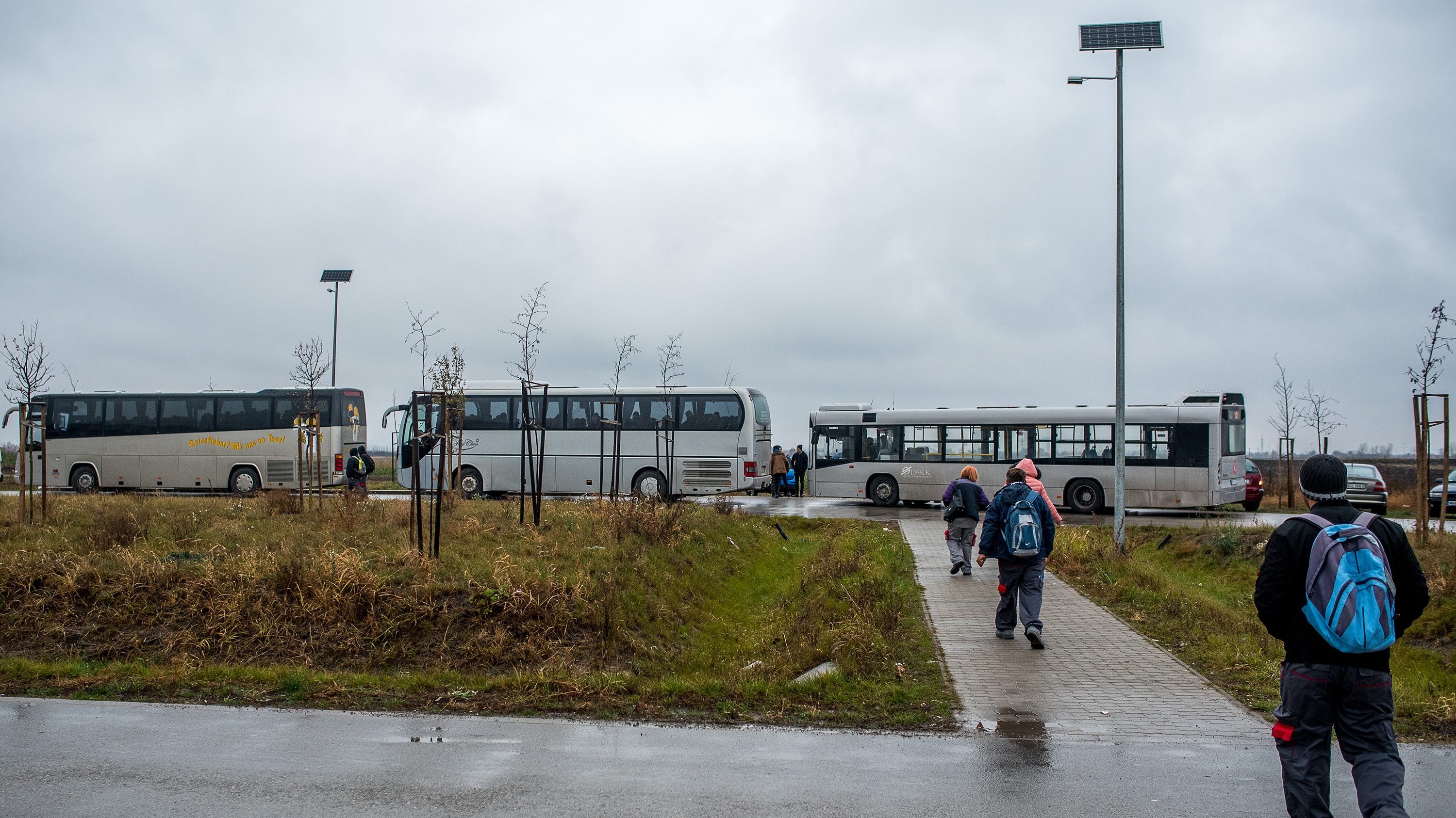 Mintegy 100 ezer munkavállaló hiányzik a magyar piacról, ezért kell a harmadik országbeli munkaerő