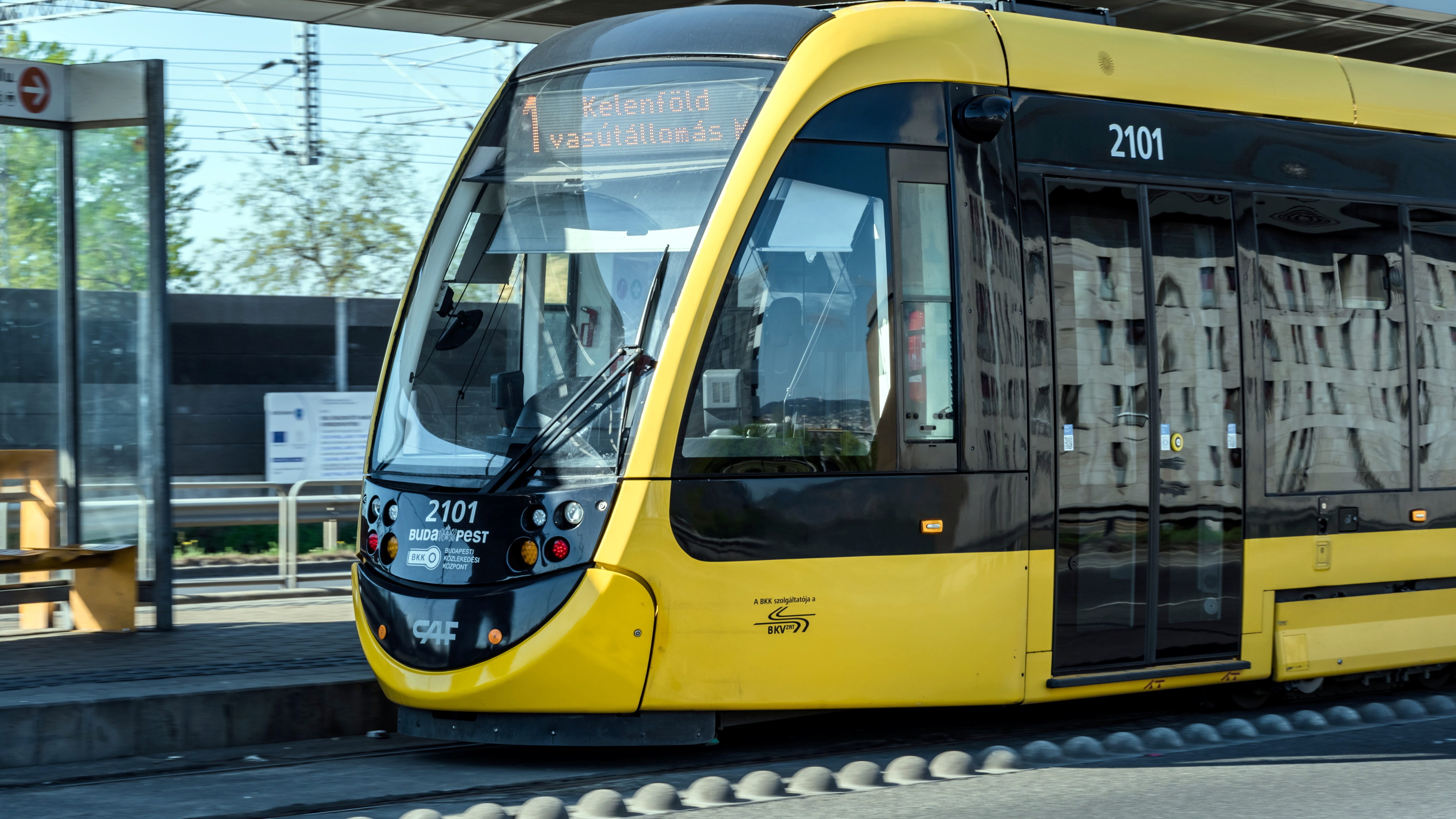 Baleset Budán, ismét teljes vonalon jár az 1-es villamos