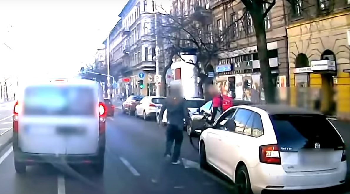Elítélték kocsijára ütő biciklis futárt körúton fellökő sofőrt – videó