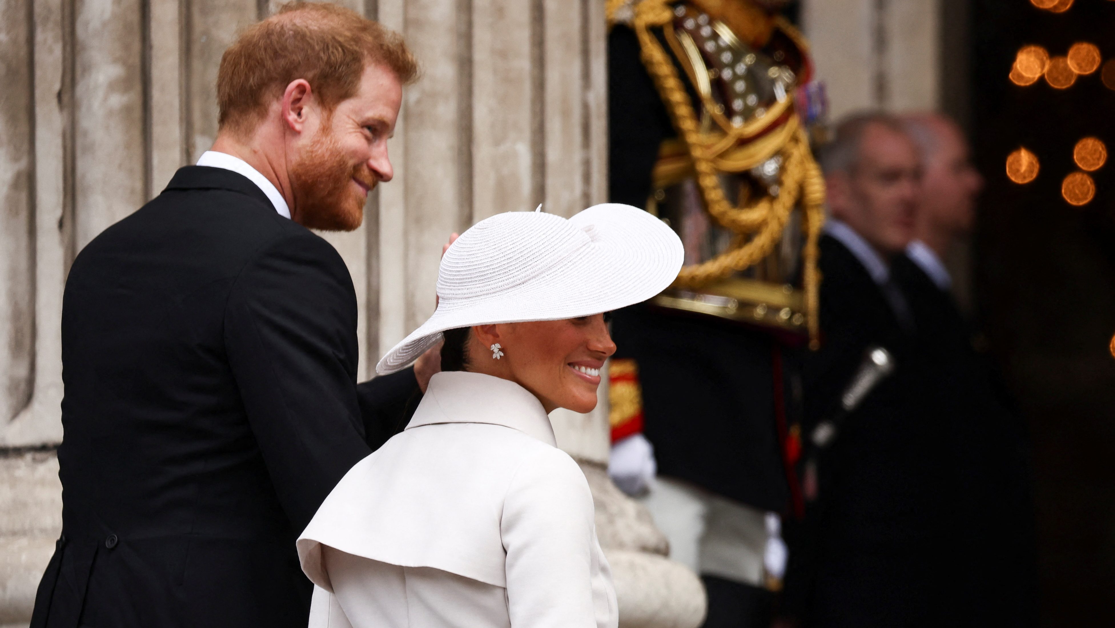 Harry herceg és Meghan Markle kézenfogva érkeztek a platina jubileumi istentiszteletre