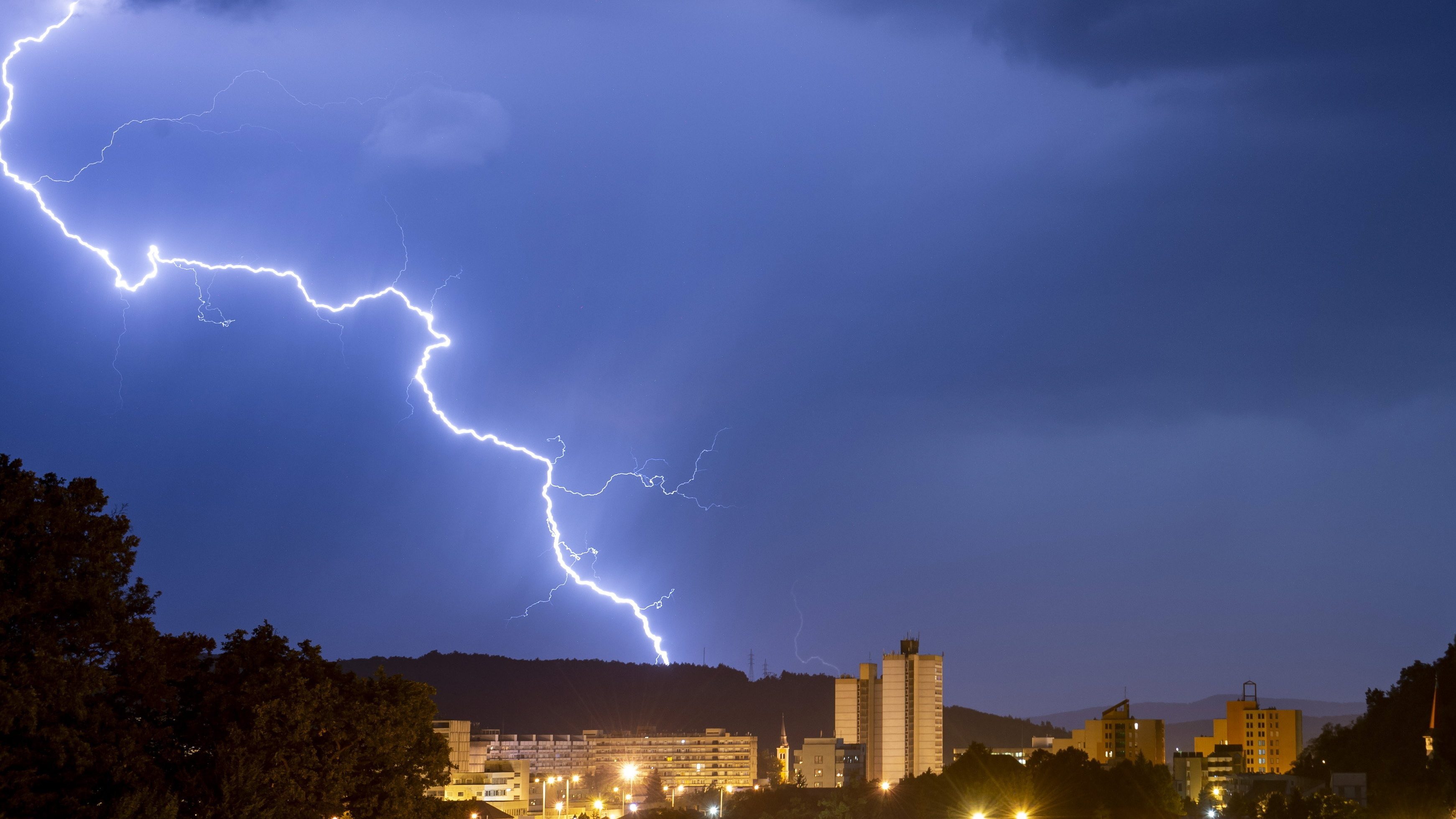 Szombati vihar miatt közel száz riasztást kaptak a tűzoltók, akik vasárnap sem pihenhetnek