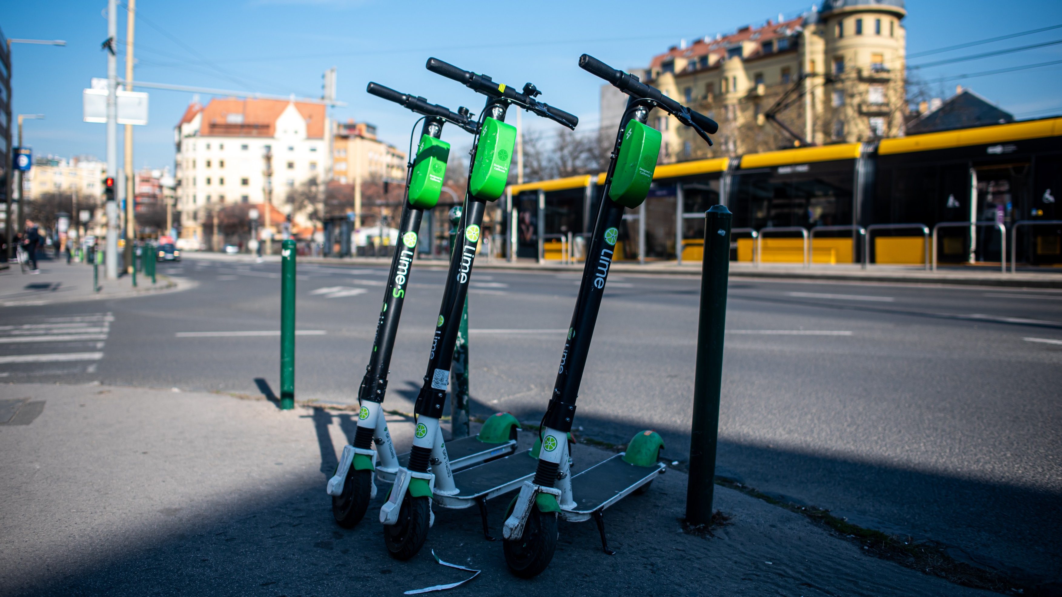 Felborult egy elektromos rolleres a körúton, kis híján elgázolta egy autó