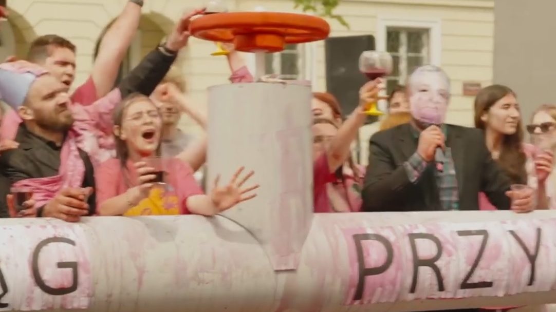 Kis Grófo, Kirill pátriárka és vezetékből ömlő vér: performansszal tüntettek a lengyelek az oroszbarát Orbán ellen