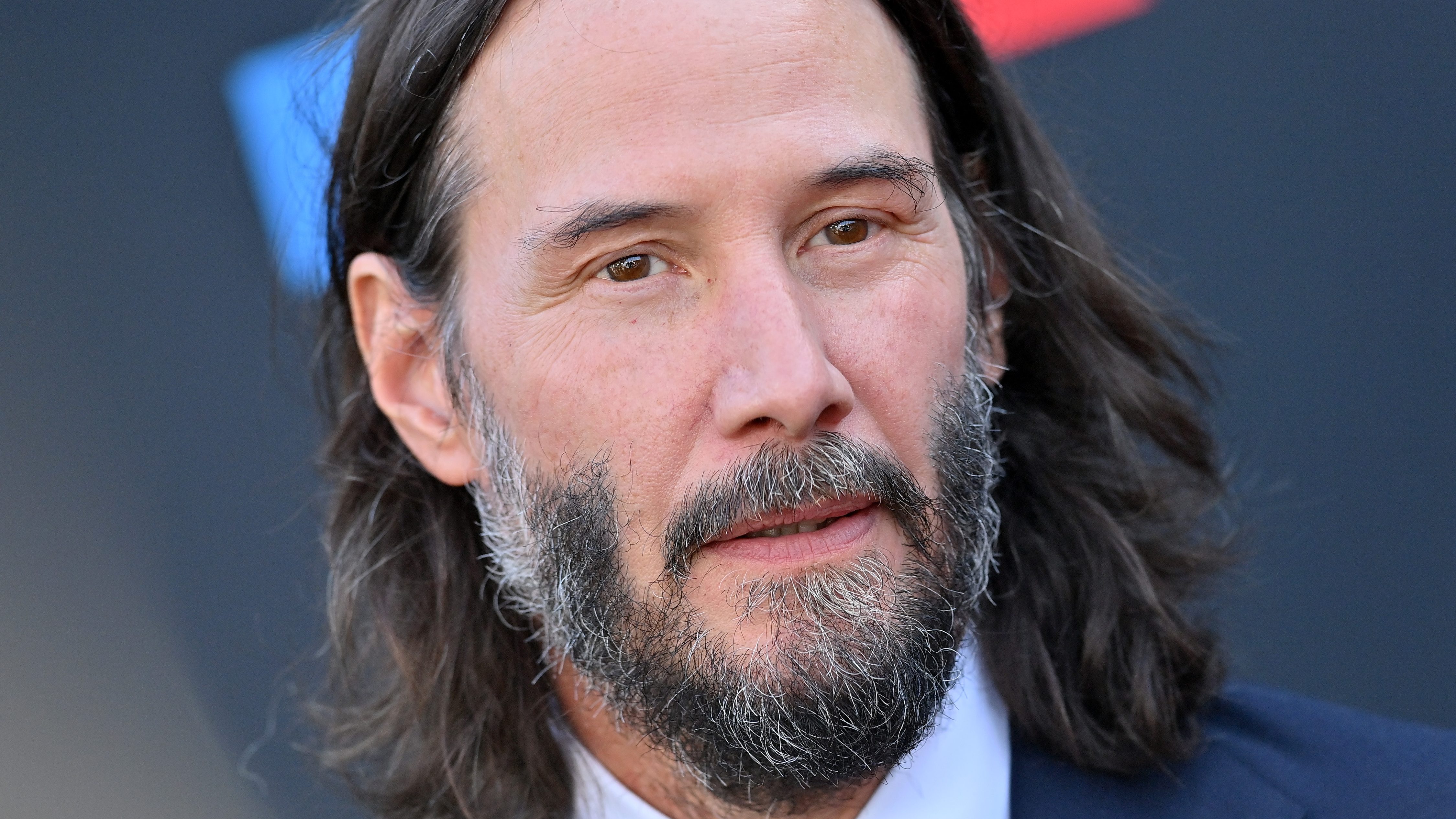 Keanu Reeves a vörös szőnyegen tűnt fel a barátnőjével