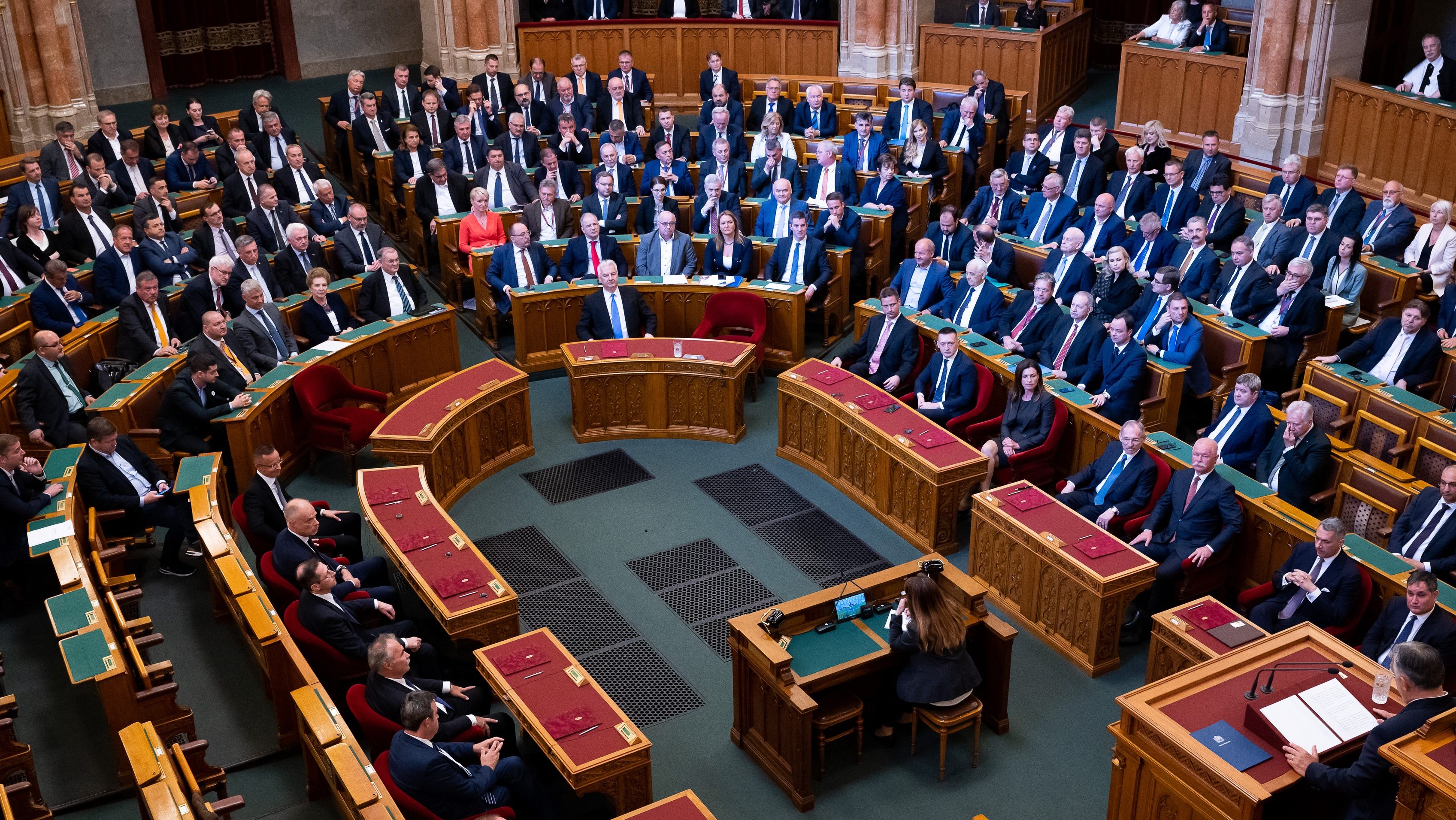 Több mentelmi ügyben is dönt ma a parlament