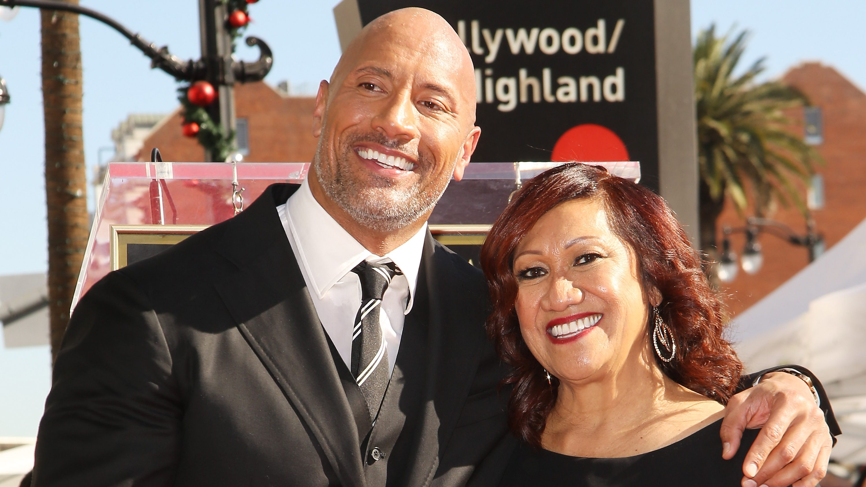 Dwayne Johnson új házzal lepte meg az édesanyját, videón mutatta meg a reakcióját