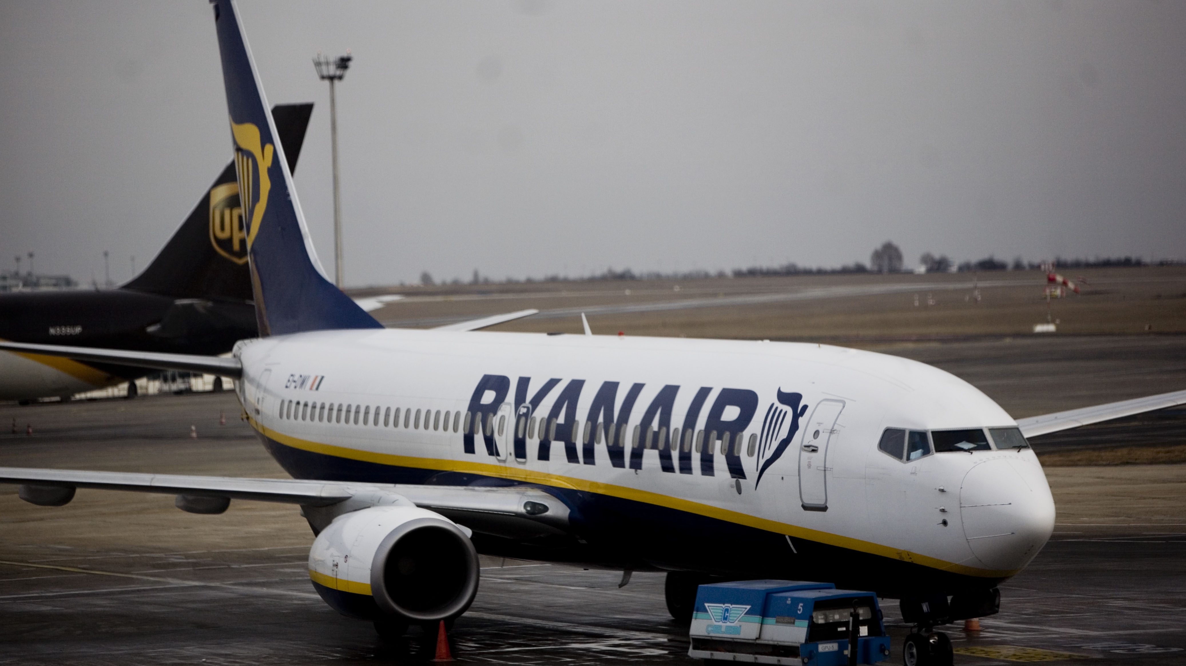 A Ryanair már át is hárította az utasokra az extraprofitadót