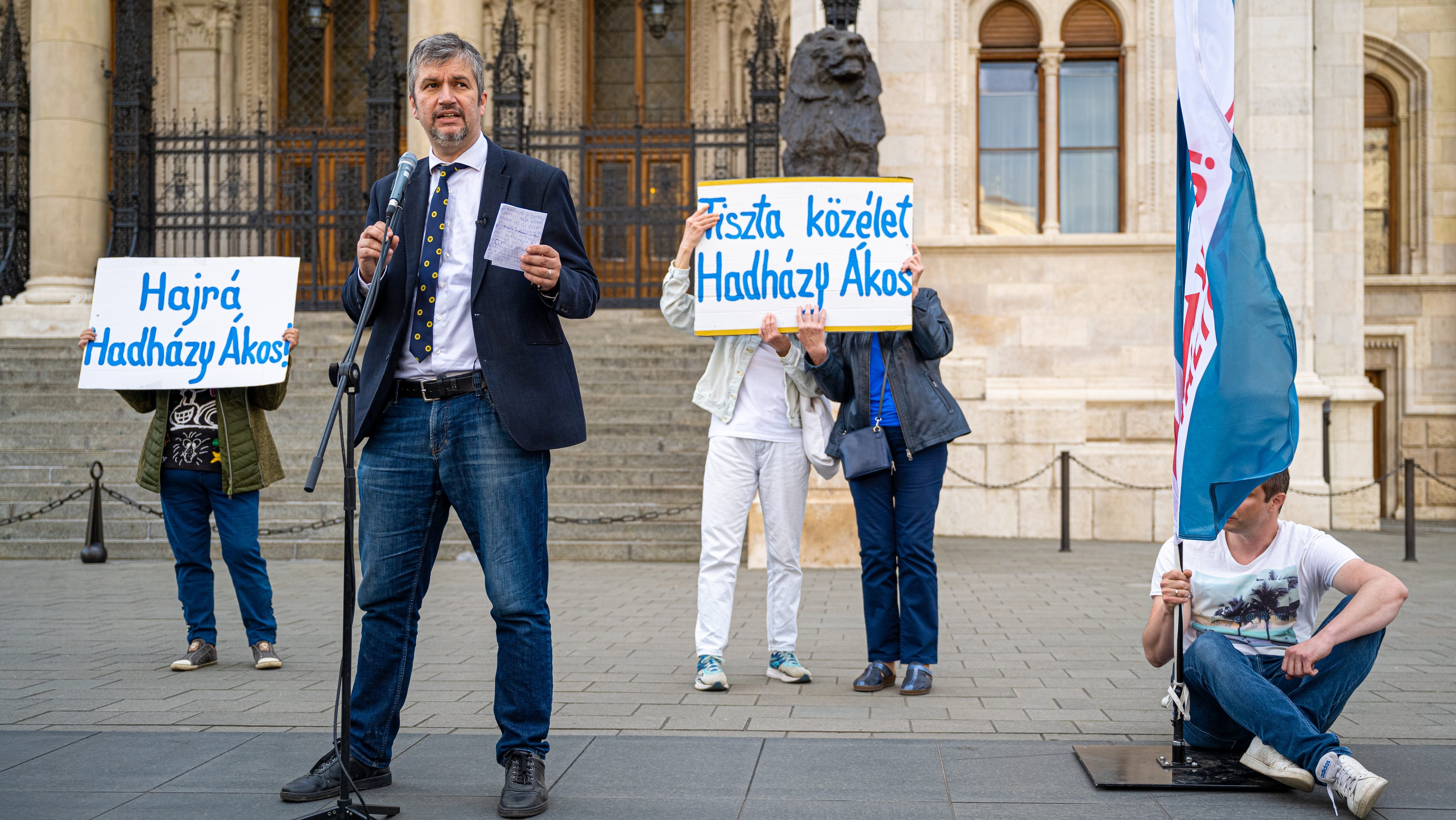 Két nap alatt összedobtak Hadházy Ákosnak hatmillió forintot