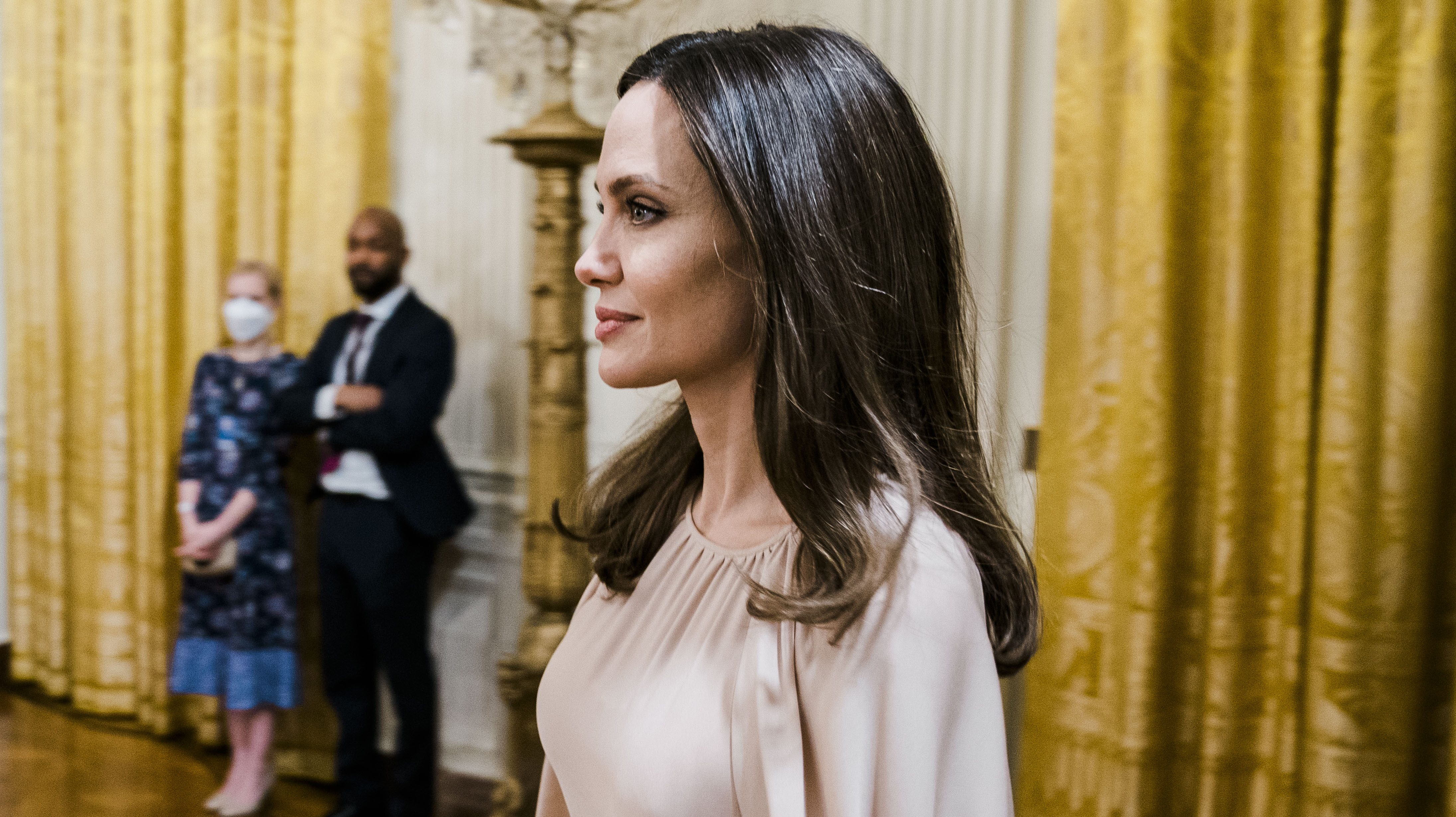 Angelina Jolie visszaül a rendezői székbe